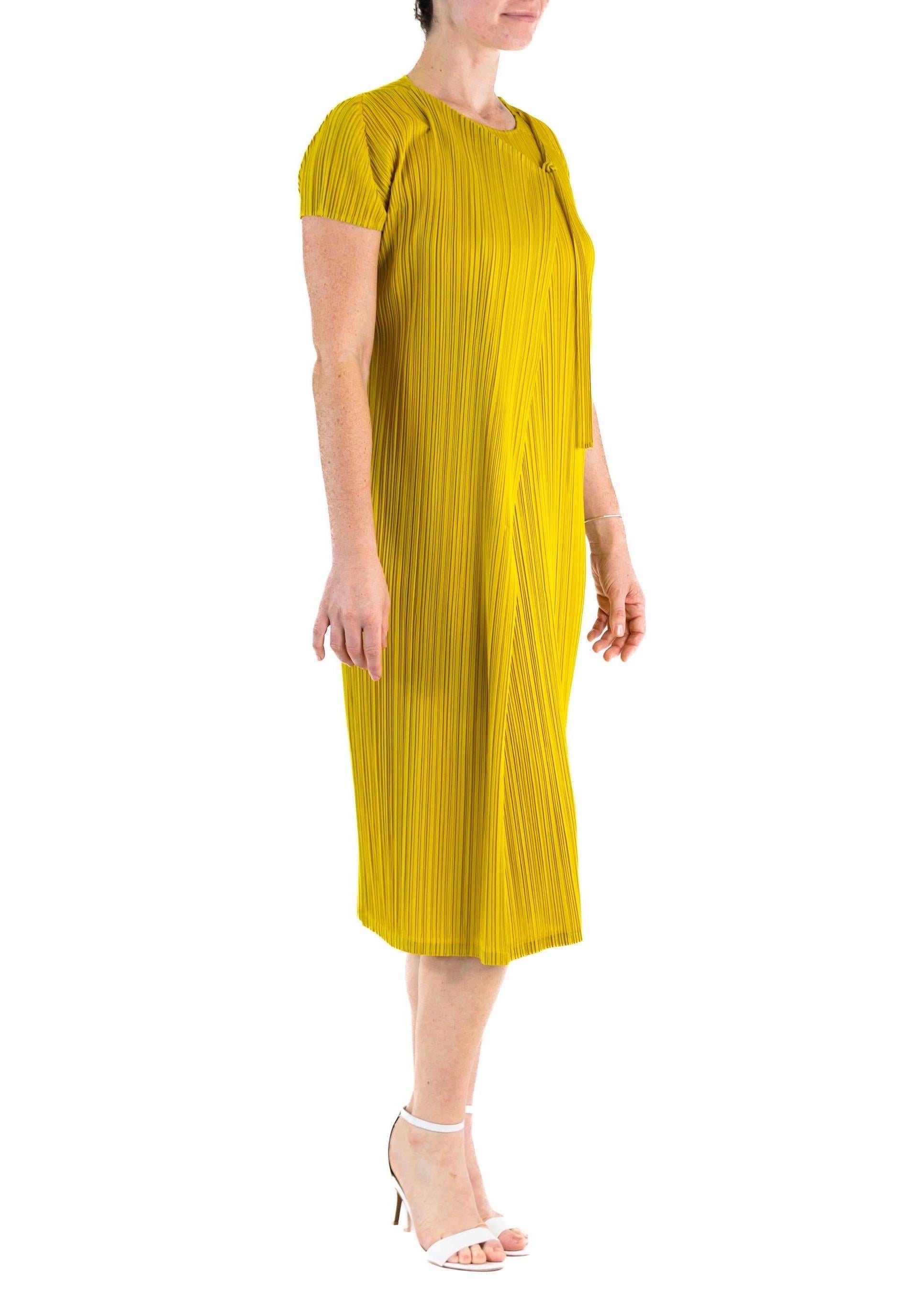1990S PLEATS PLEASE ISSEY MIYAKE Mustard Yellow Polyester Wrap Dress For Sale 2