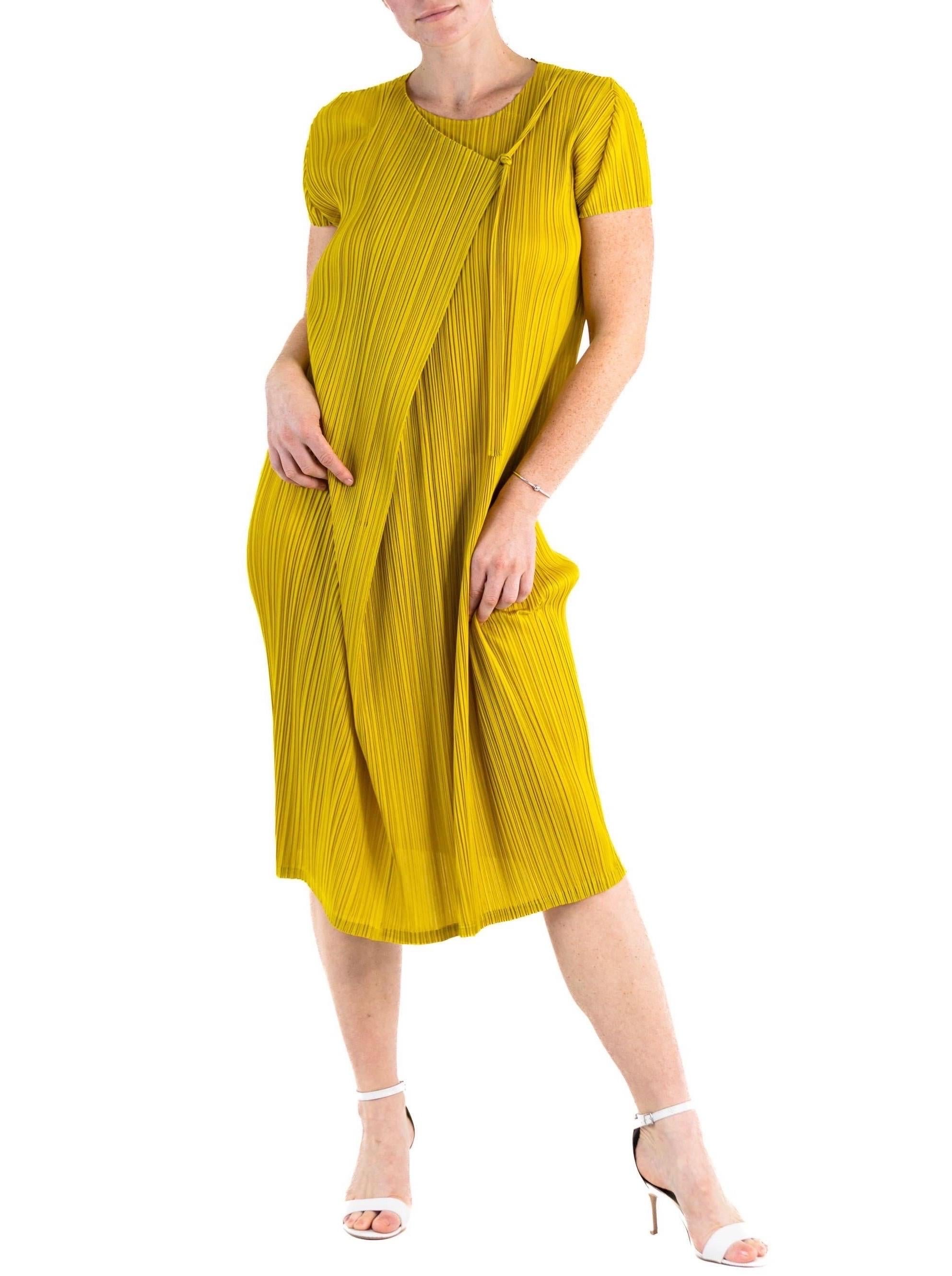 1990S PLEATS PLEASE ISSEY MIYAKE Mustard Yellow Polyester Wrap Dress For Sale 4