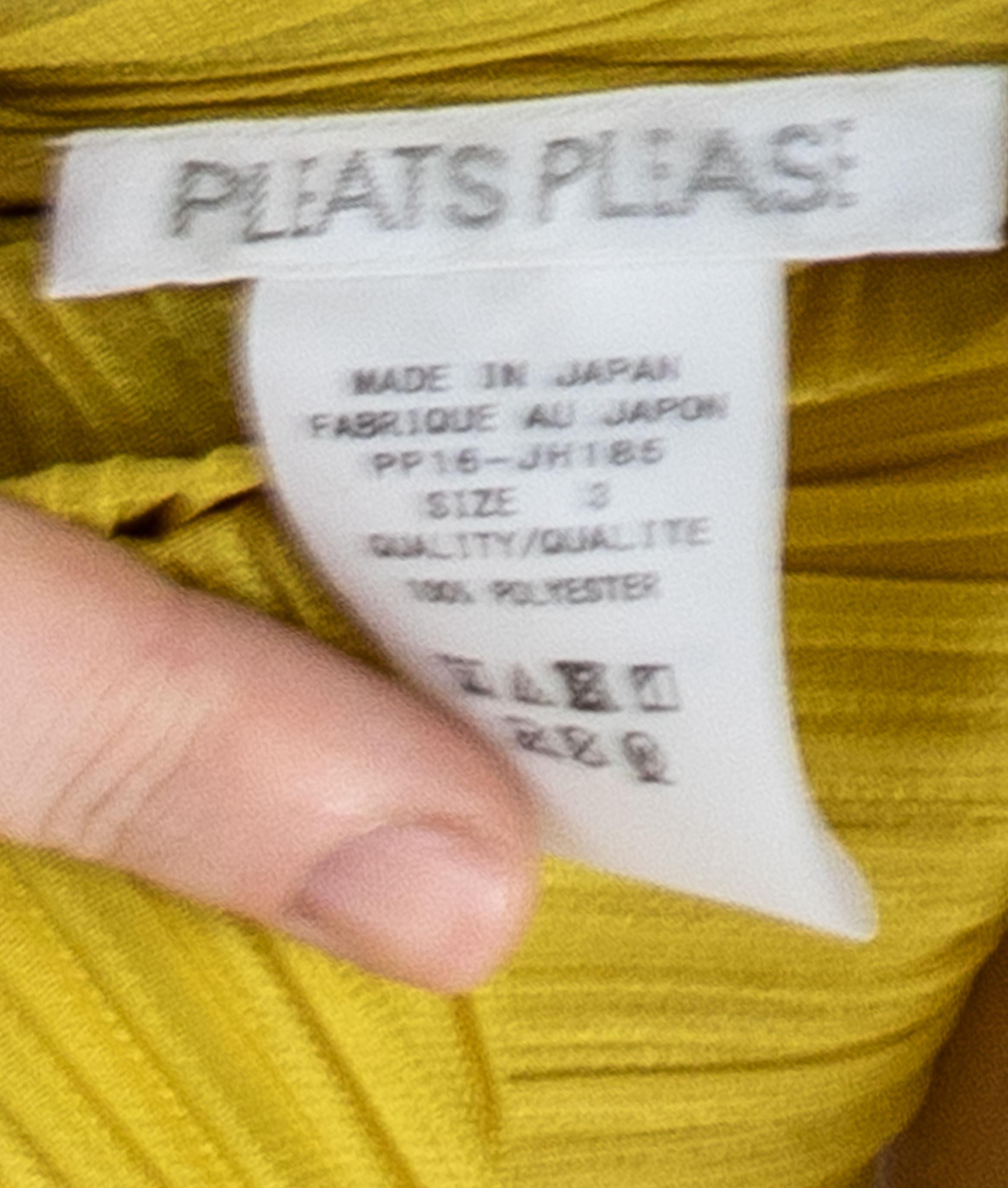 1990er Jahre PLEATS PLEASE ISSEY MIYAKE Senfgelbes Polyester-Wickelkleid im Angebot 5