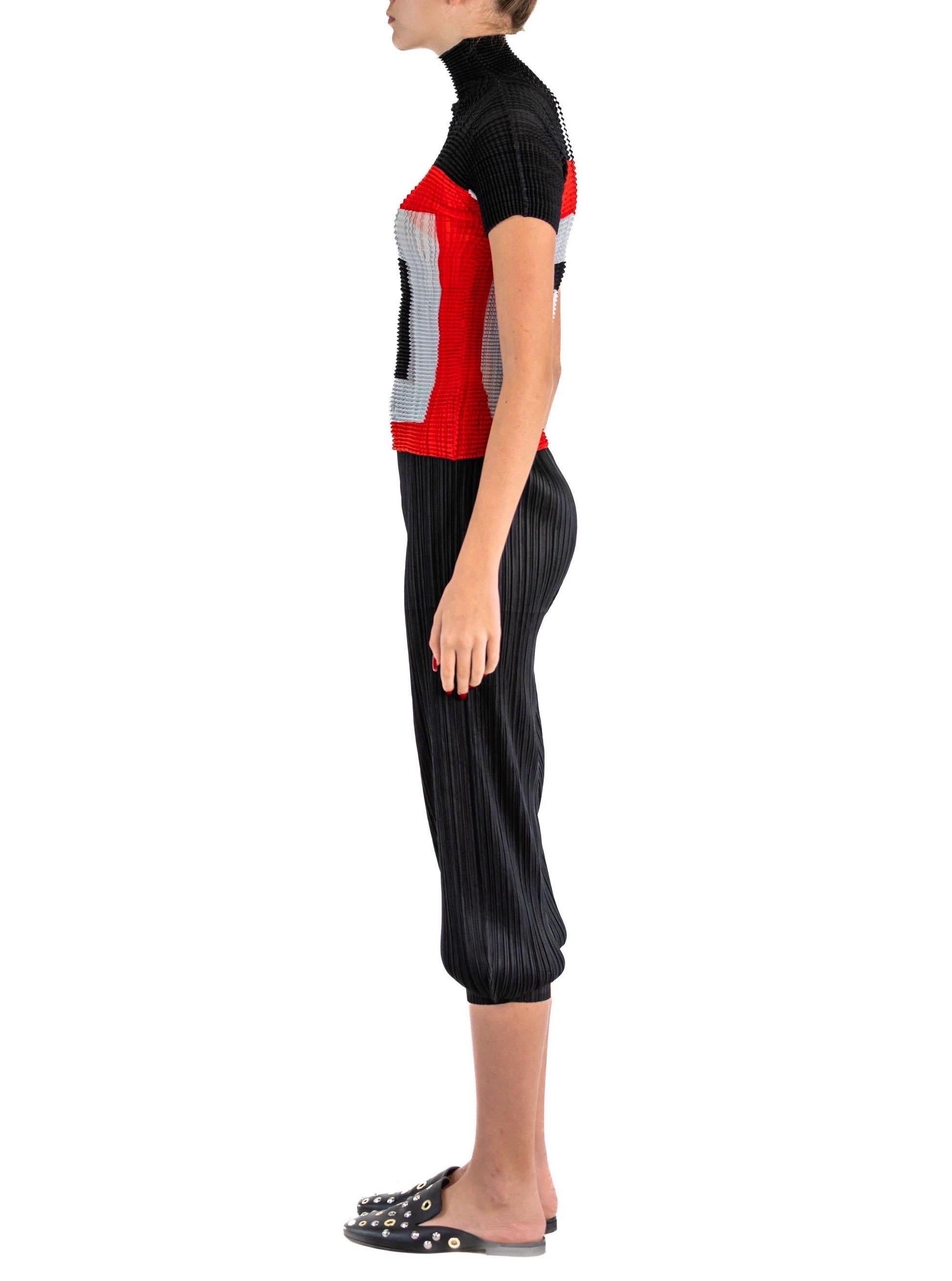 Noir 1990 Pleats Please Issey Miyake Top et pantalon à col roulé en polyester rouge et noir en vente