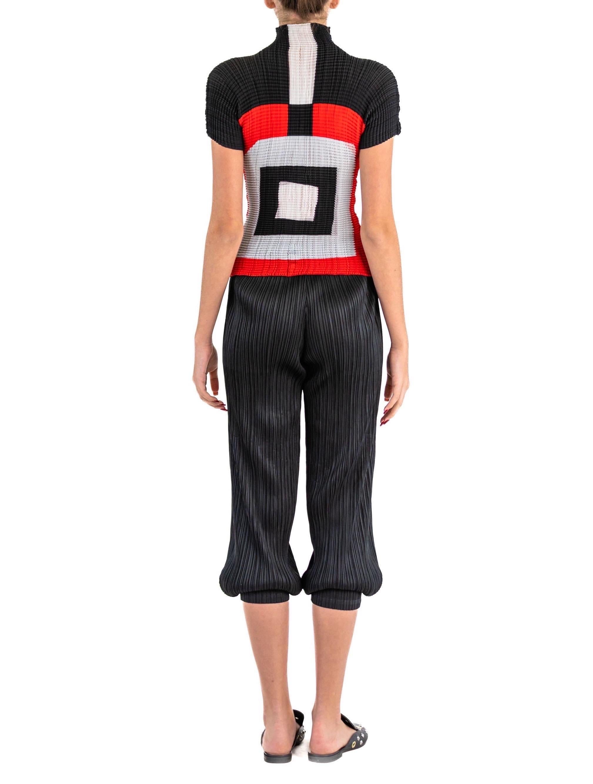 1990 Pleats Please Issey Miyake Top et pantalon à col roulé en polyester rouge et noir Excellent état - En vente à New York, NY