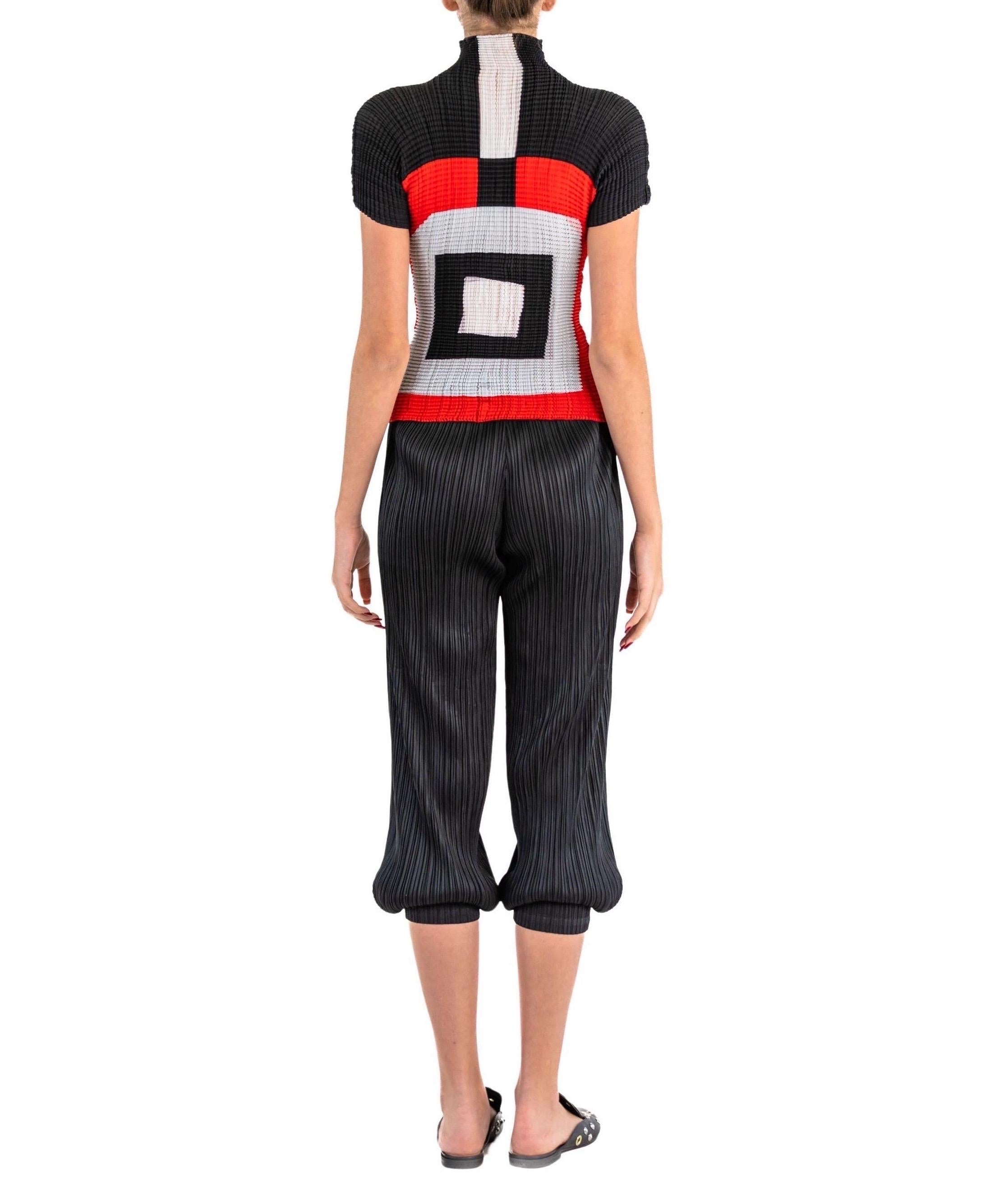 1990 Pleats Please Issey Miyake Top et pantalon à col roulé en polyester rouge et noir Unisexe en vente