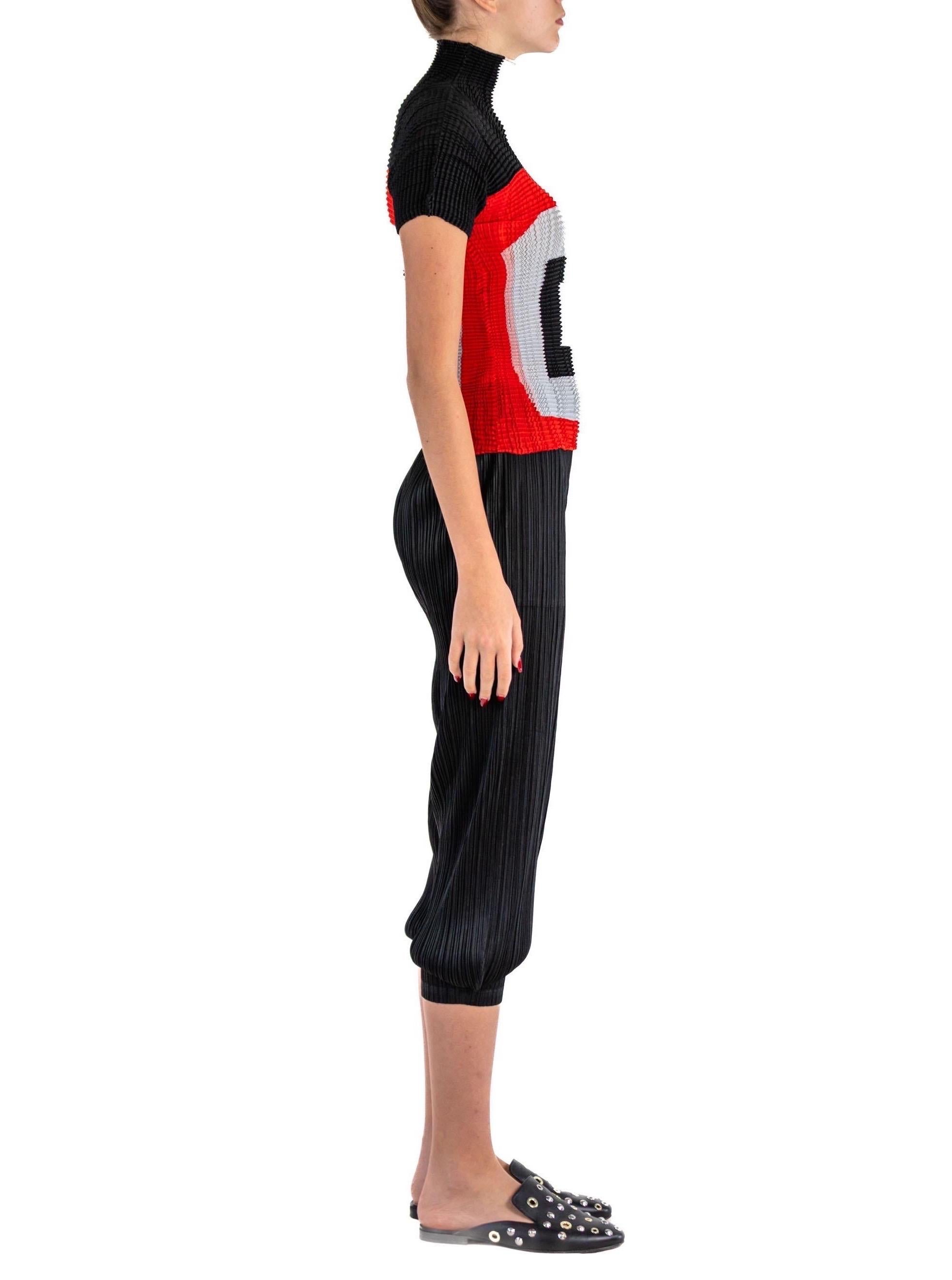 1990 Pleats Please Issey Miyake Top et pantalon à col roulé en polyester rouge et noir en vente 1