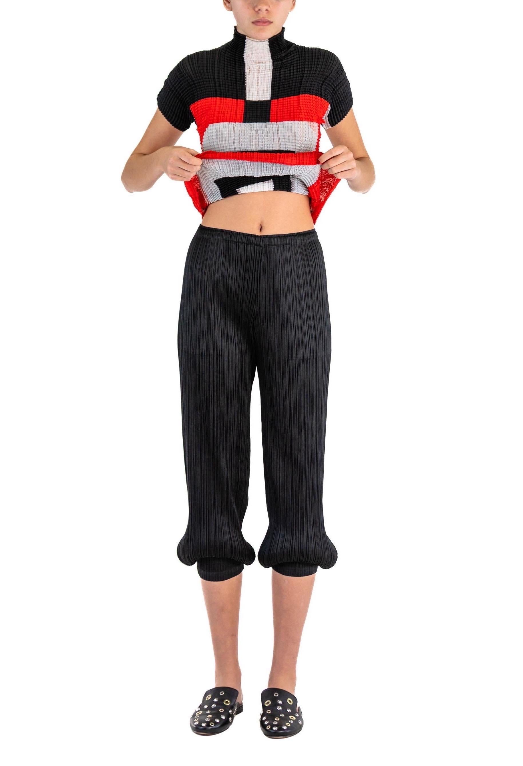 1990 Pleats Please Issey Miyake Top et pantalon à col roulé en polyester rouge et noir en vente 3