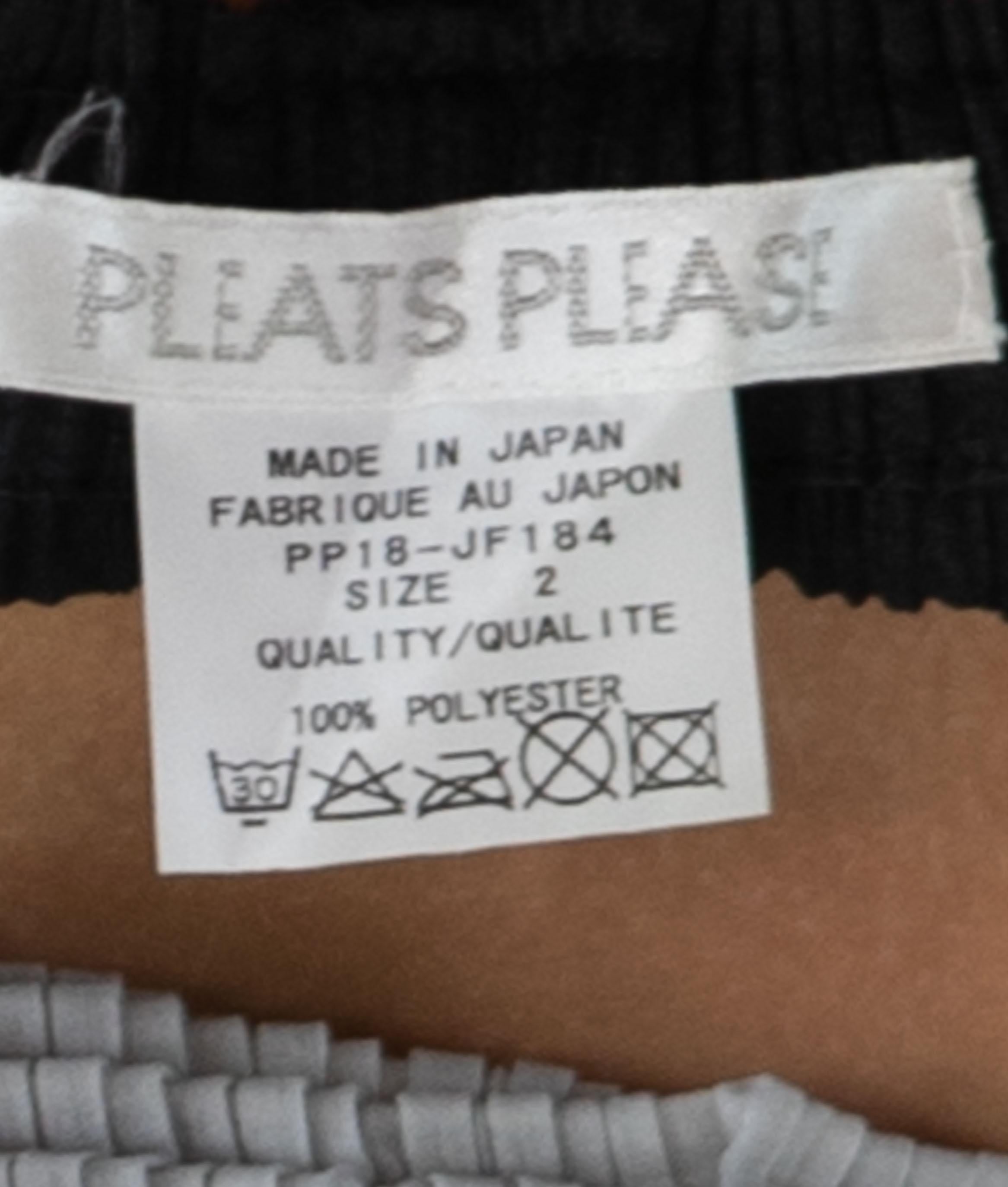 1990 Pleats Please Issey Miyake Top et pantalon à col roulé en polyester rouge et noir en vente 4