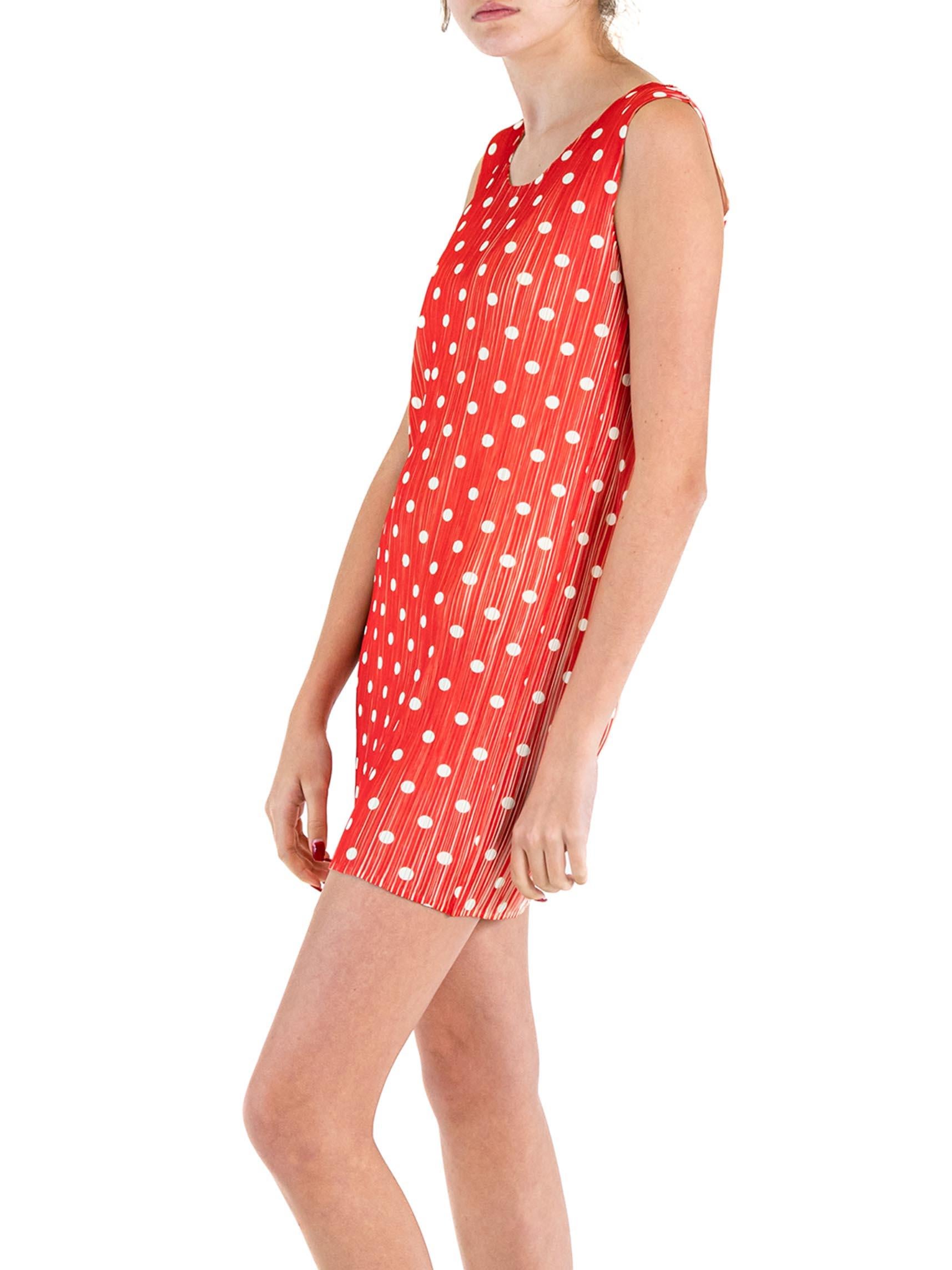 1990er Jahre PLEATS PLEASE ISSEY MIYAKE Rotes & weißes plissiertes gepunktetes Polyester-Kleid im Angebot 3