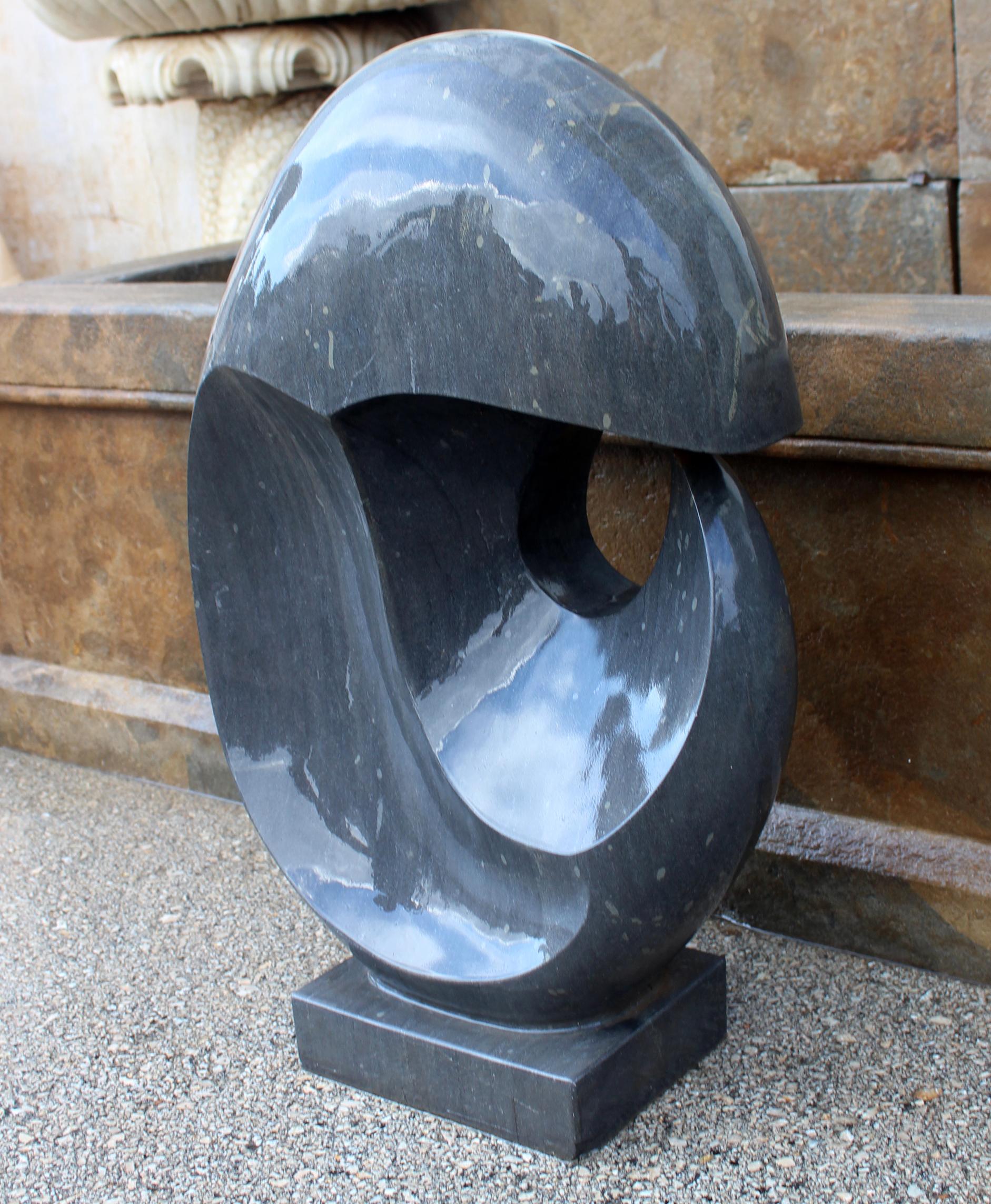 1990er Jahre polierte moderne abstrakte runde Skulptur aus handgeschnitztem schwarzem belgischem Marmor.