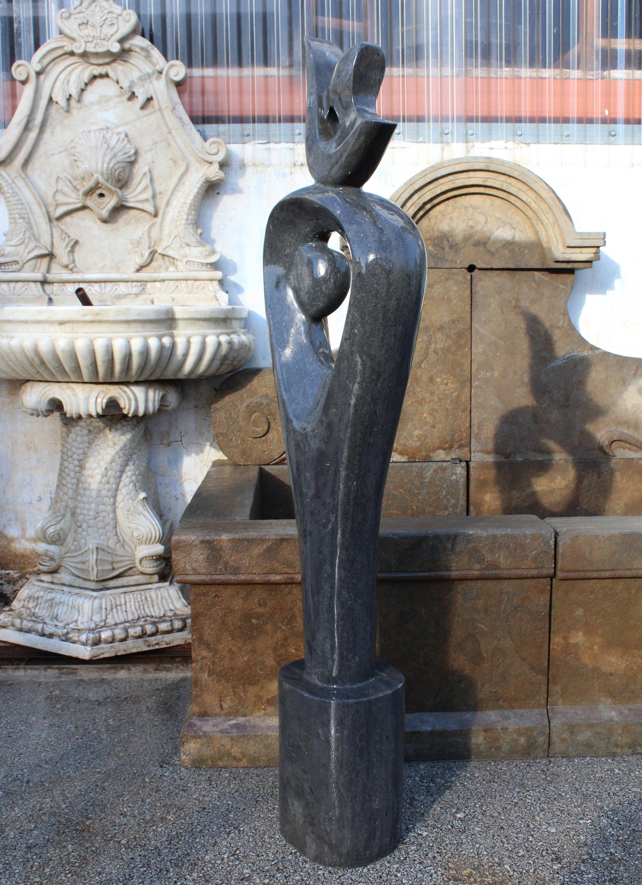 scultura astratta moderna e lucida degli anni '90 in marmo nero belga scolpito a mano.