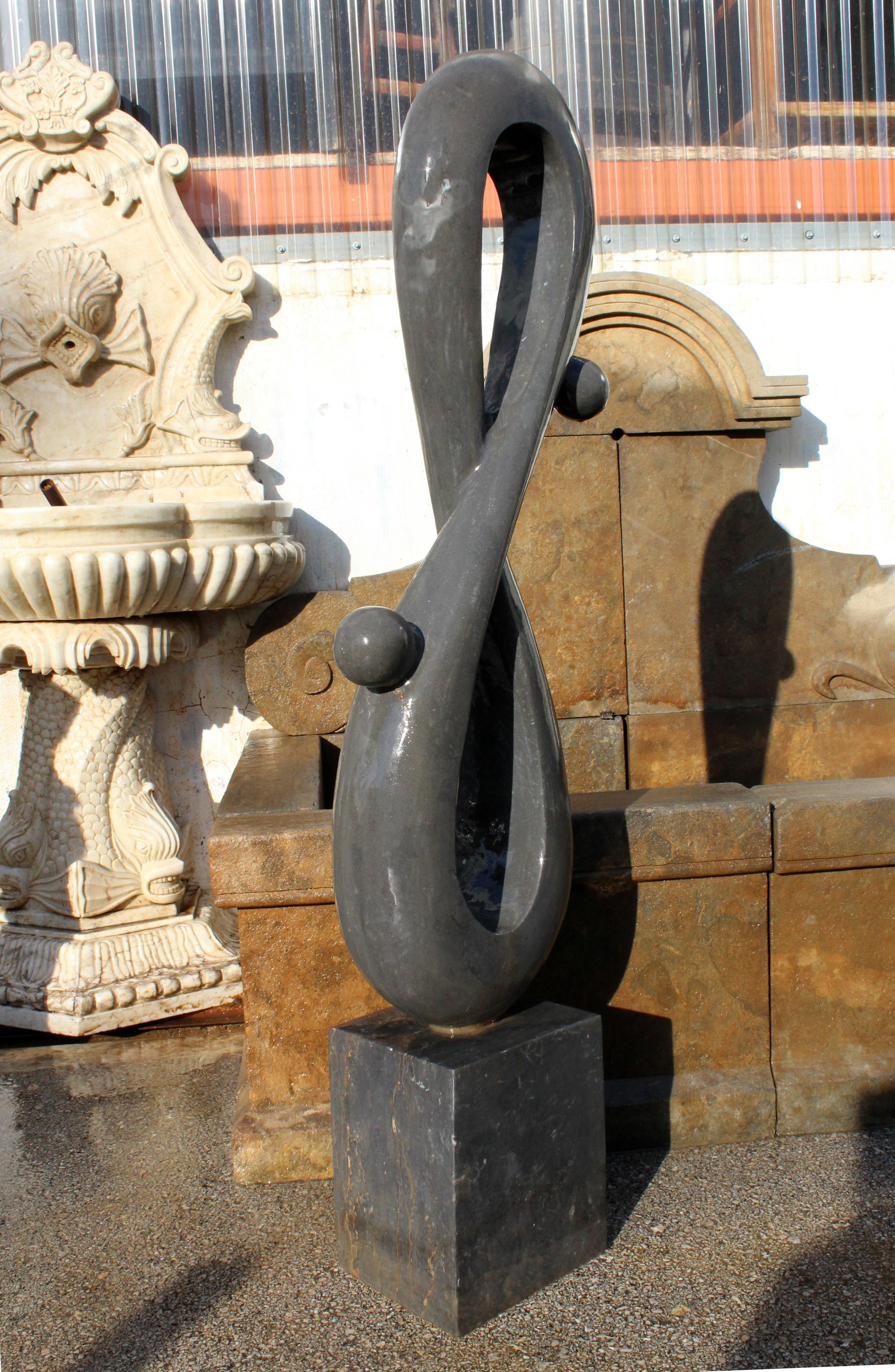 Moderno Scultura astratta moderna lucidata degli anni '90 in marmo nero belga intagliato a mano in vendita