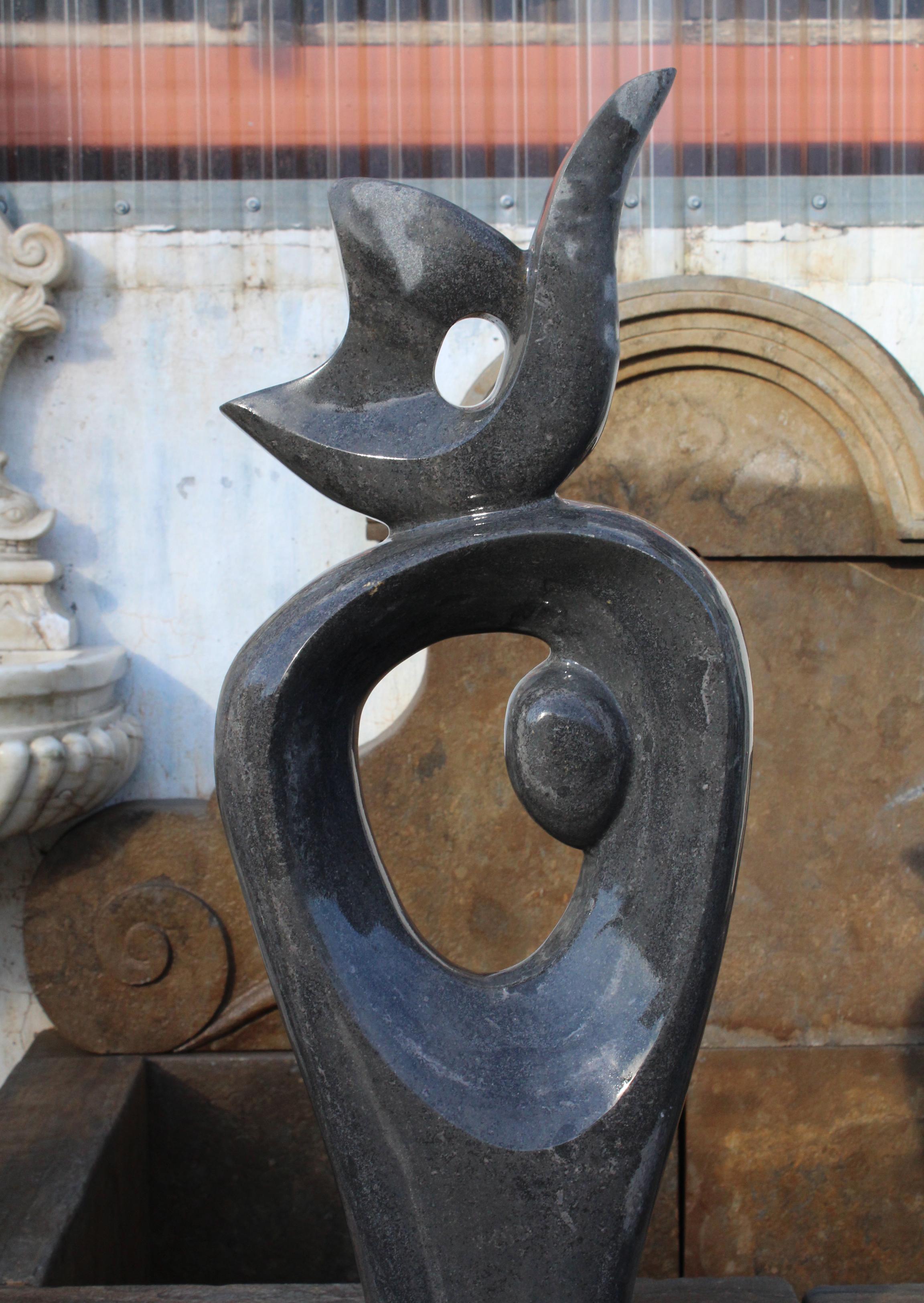 Marmo nero Belgio Scultura astratta moderna lucidata degli anni '90 in marmo nero belga intagliato a mano in vendita