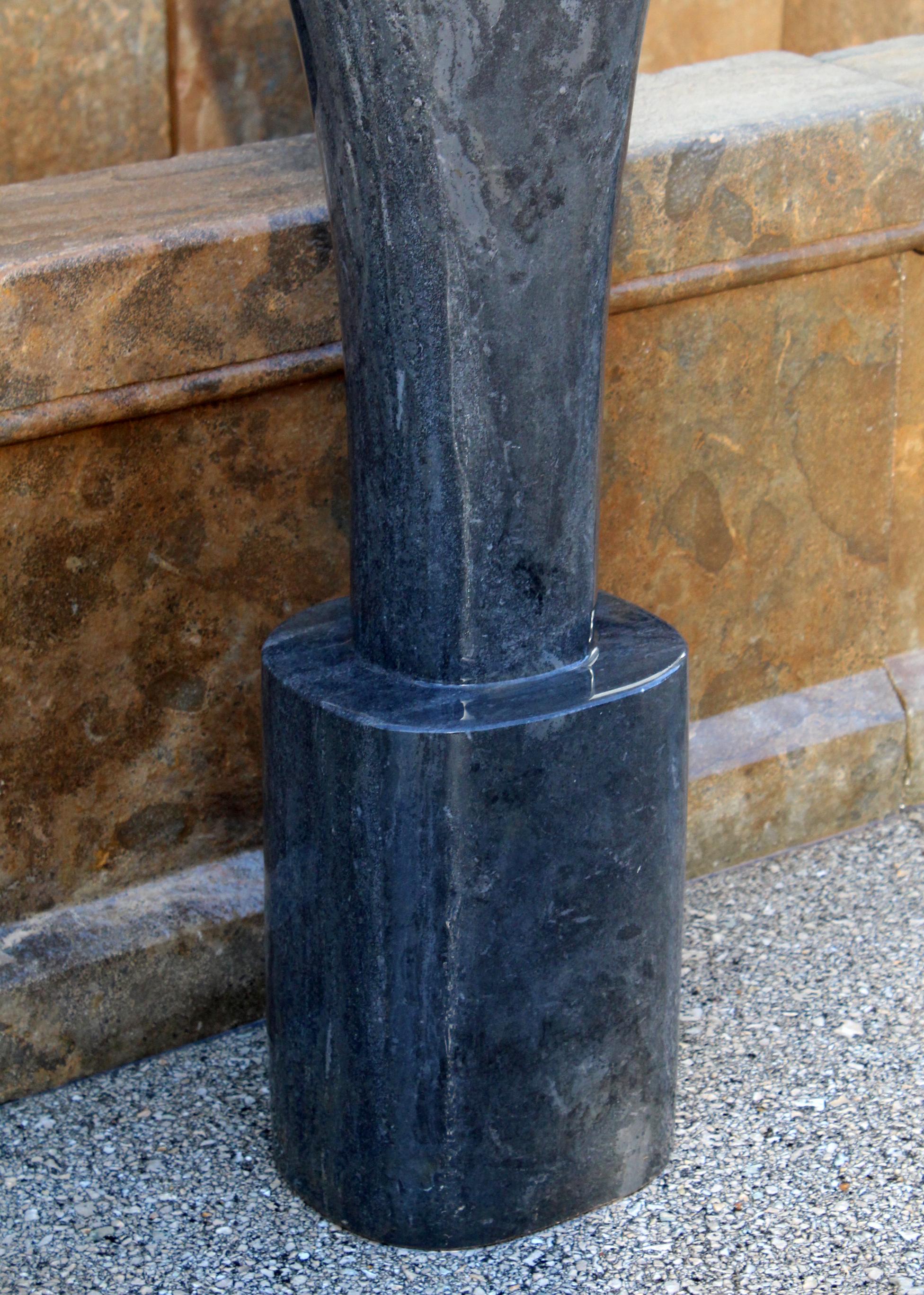 Scultura astratta moderna lucidata degli anni '90 in marmo nero belga intagliato a mano in vendita 1