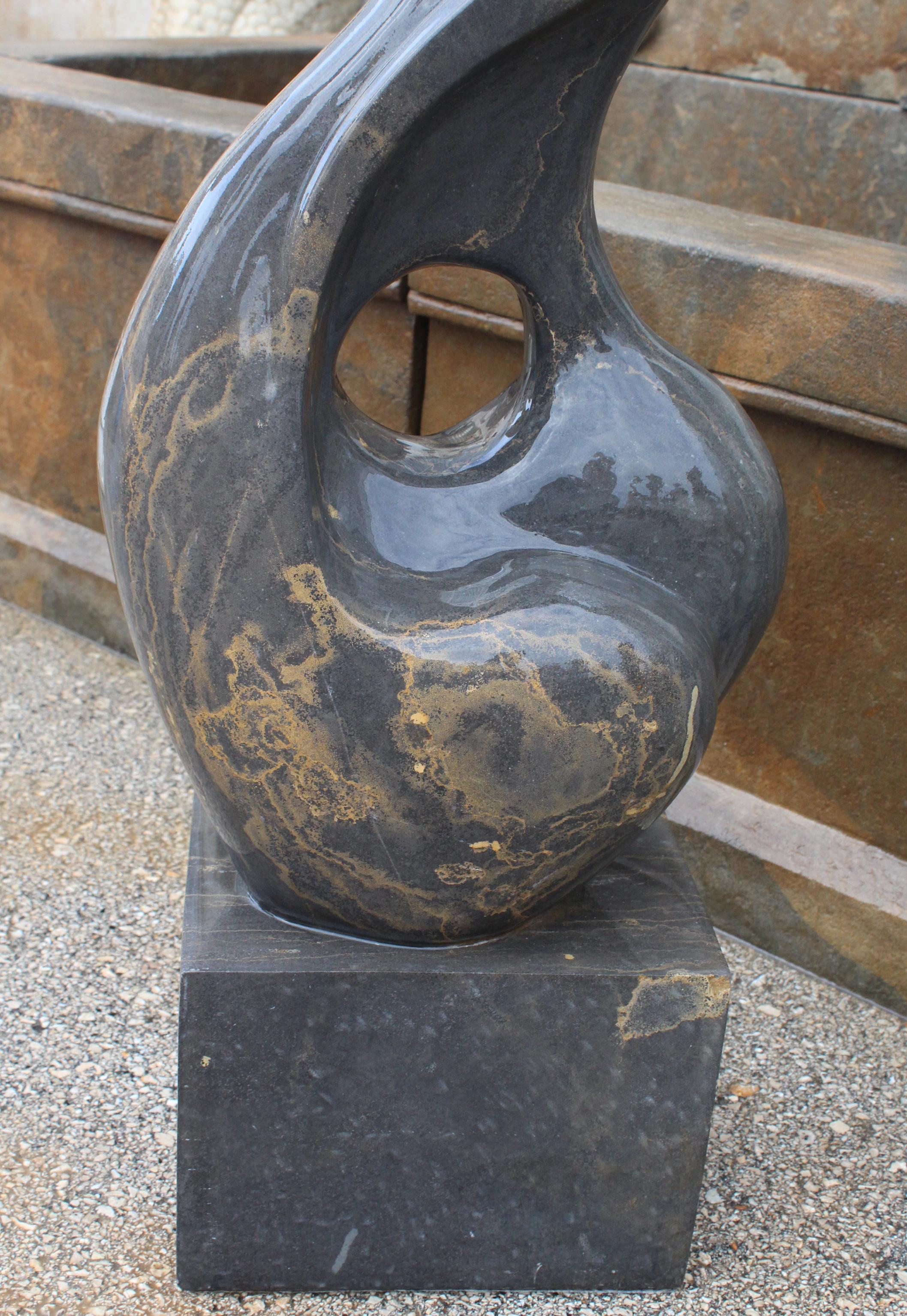 Scultura di donna astratta moderna e lucida degli anni '90 in marmo italiano Nero Portoro in vendita 3