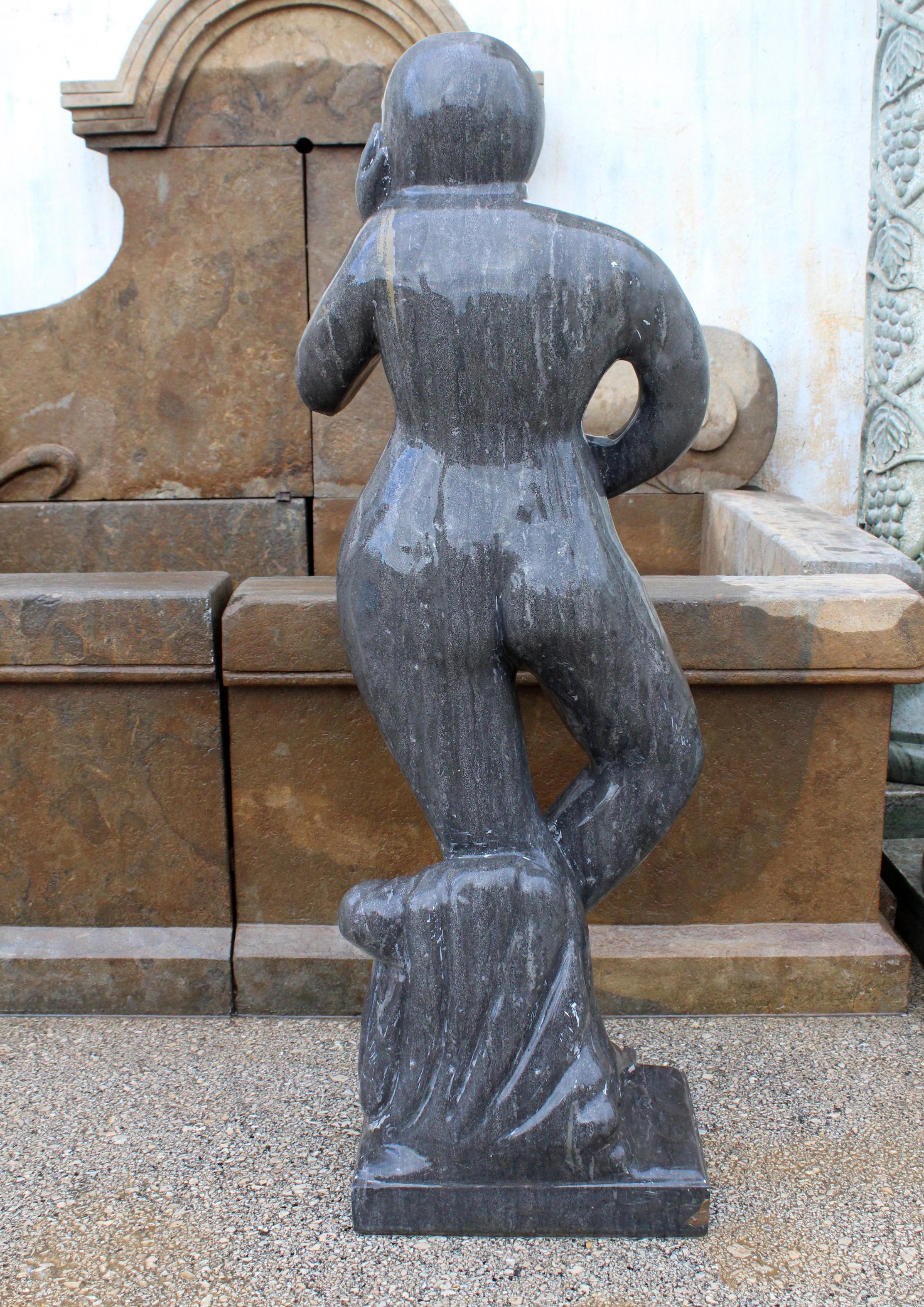 Marbre Sculpture moderne et polie de femme figurative en marbre noir pur belge des années 1990 en vente