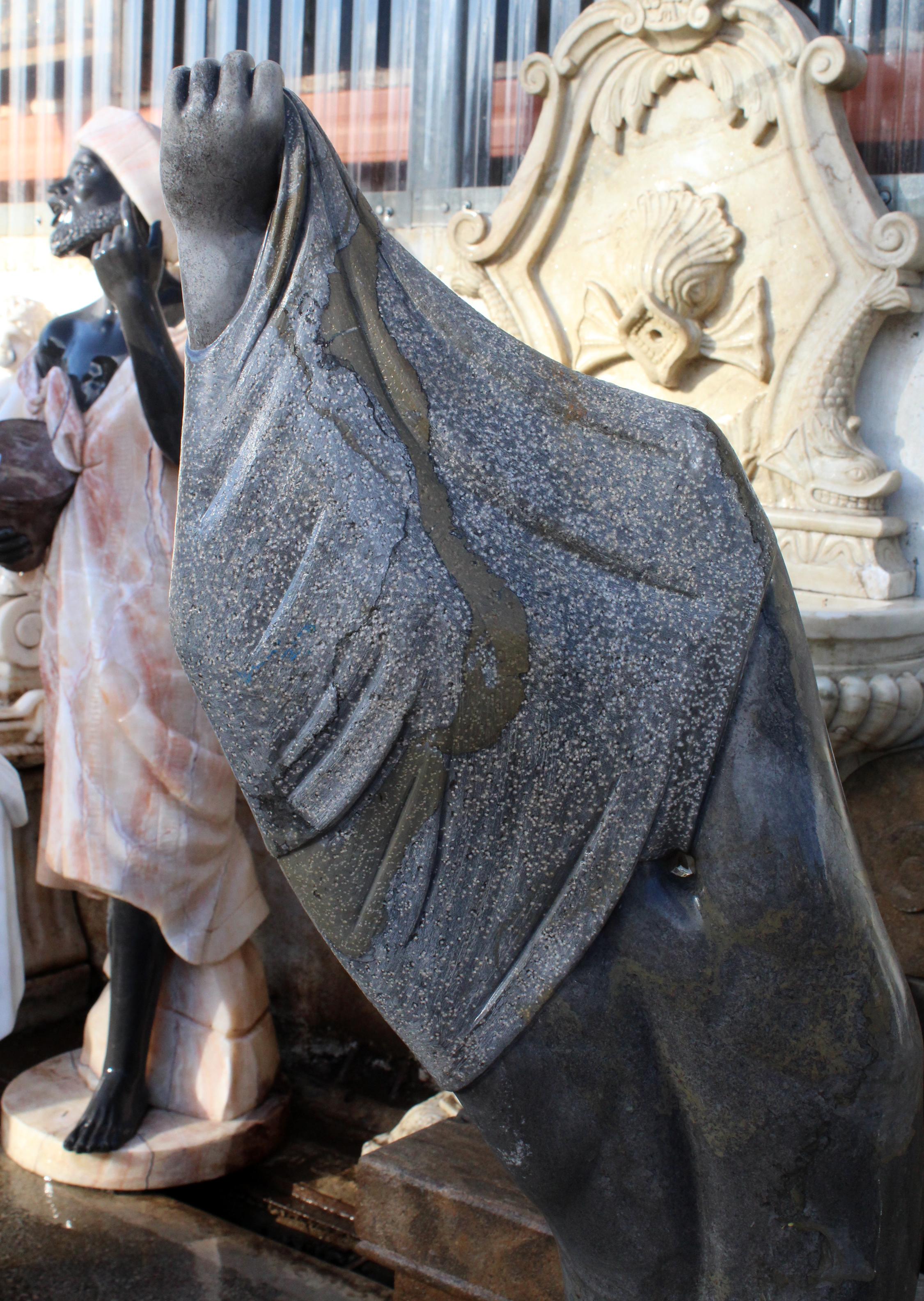 Escultura de torso de mujer moderna pulida de los años 90 en mármol belga negro tallado a mano 5