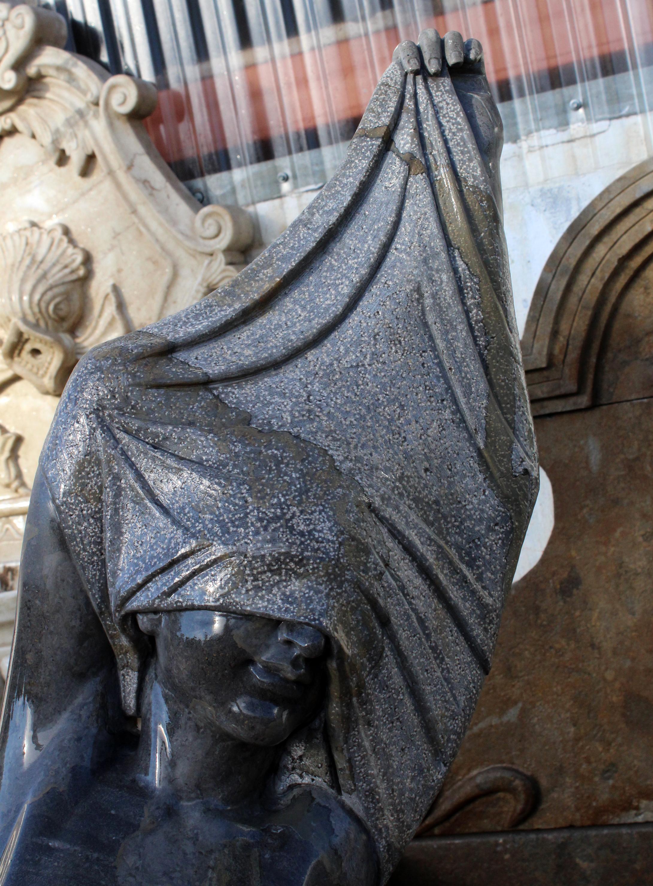 Escultura de torso de mujer moderna pulida de los años 90 en mármol belga negro tallado a mano siglo XX