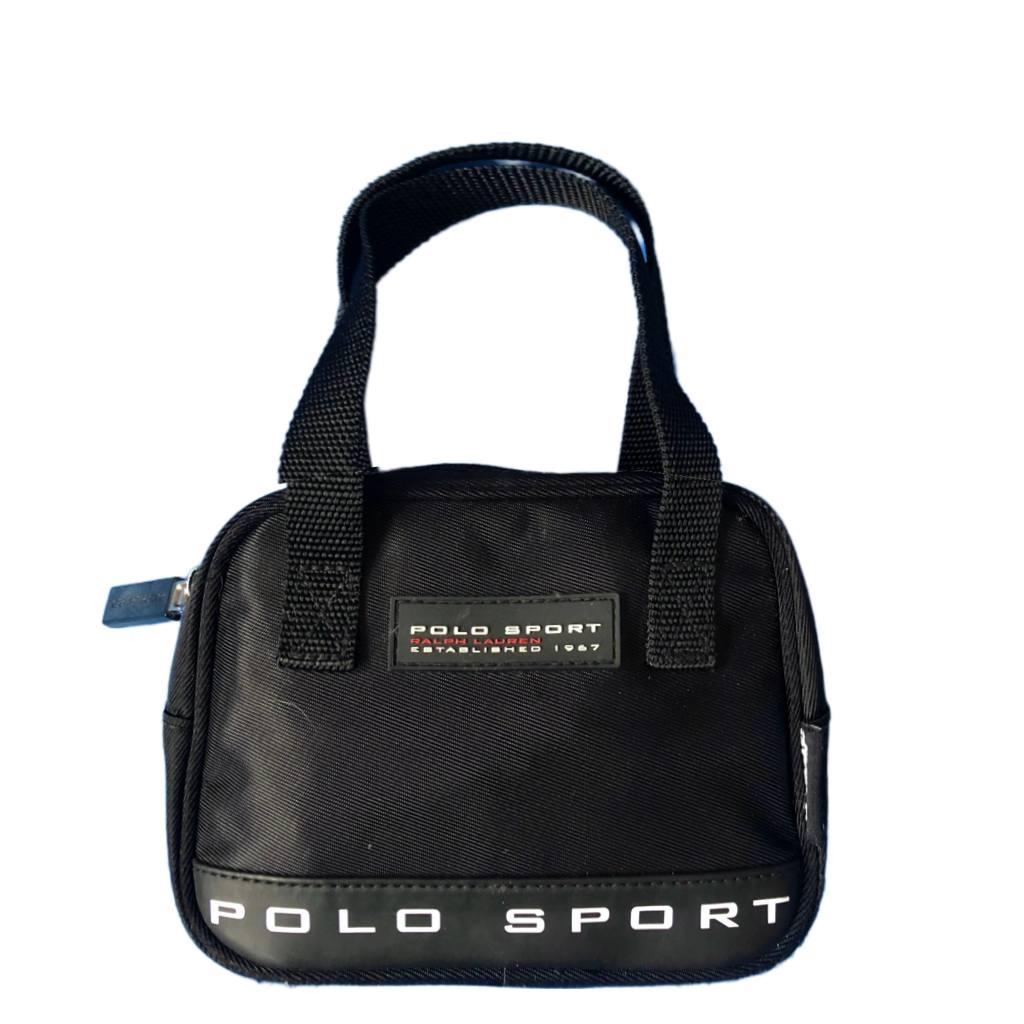 1990er Polo Sport Ralph Lauren Mini Tasche. wasserdichte schwarze Segeltuchtasche, doppelter Griff oben, Innentasche, Reißverschluss, sehr guter Vintage-Zustand, Ende 90er/Anfang 2000
16x5x23cm