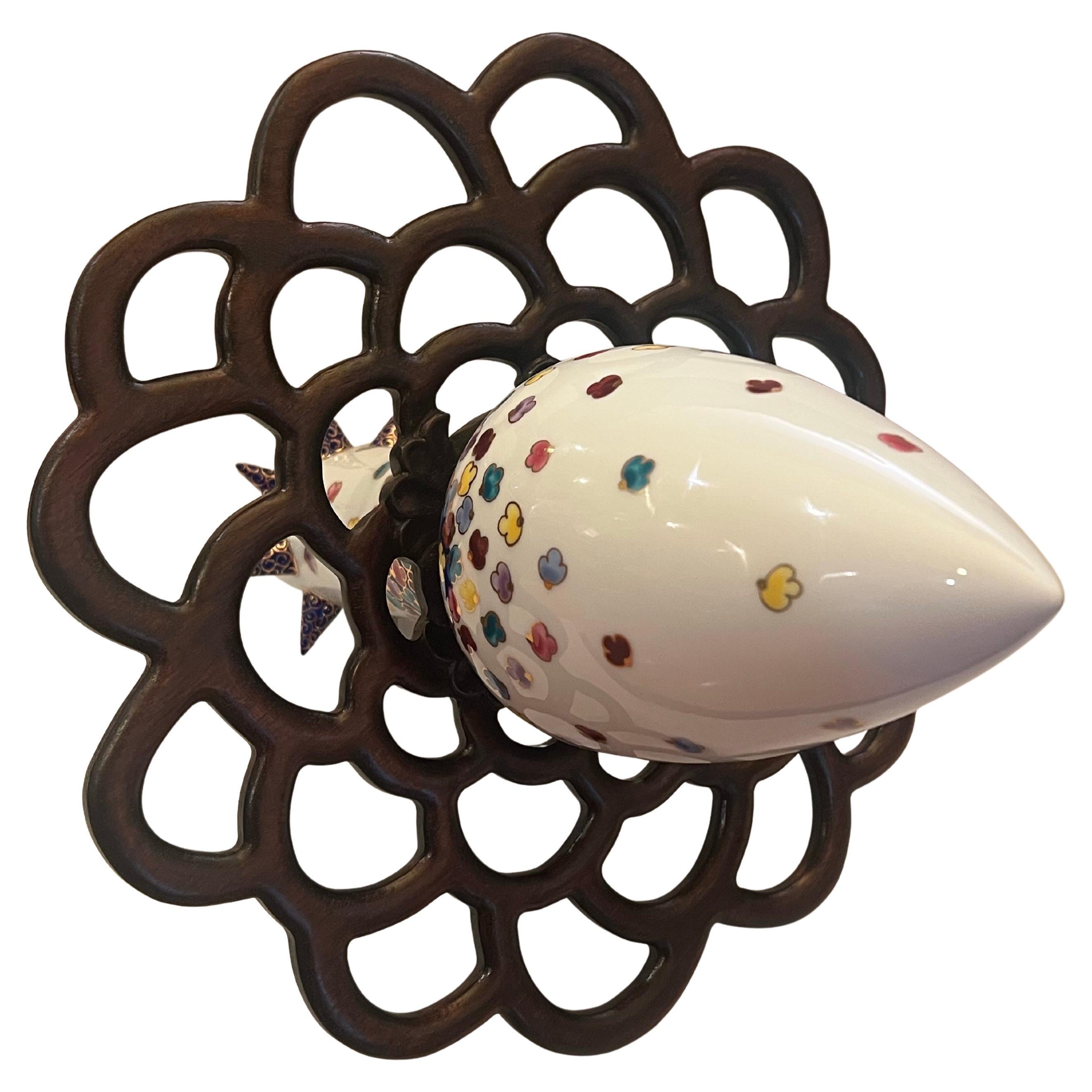 Une incroyable sculpture en porcelaine avec un accent en noyer sculpté, très rare et unique pièce vers les années 1990, une pièce magnifique et unique en excellent état.