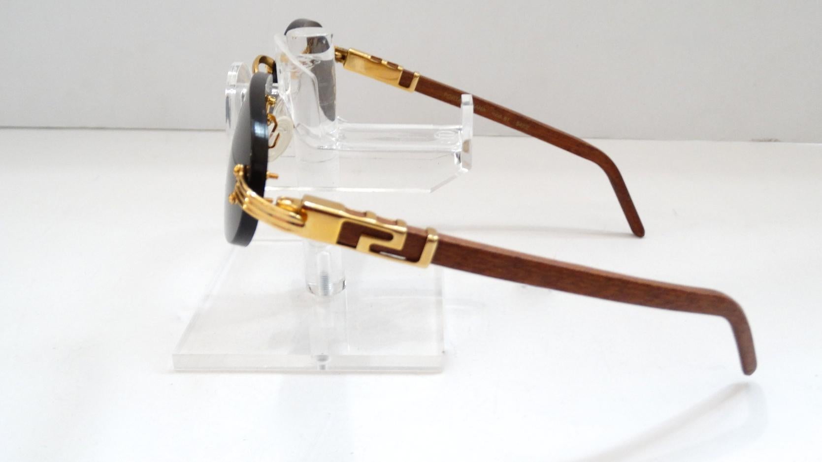 Der perfekte Sonnenschutz für die Sommersonne! CIRCA 1990er Jahre, diese schmale rechteckige Sonnenbrille von Porta Romana hat ein dunkles Schokoladenglas und goldene Beschläge. Die goldfarbenen Beschläge an den Rändern des Glases weisen eine
