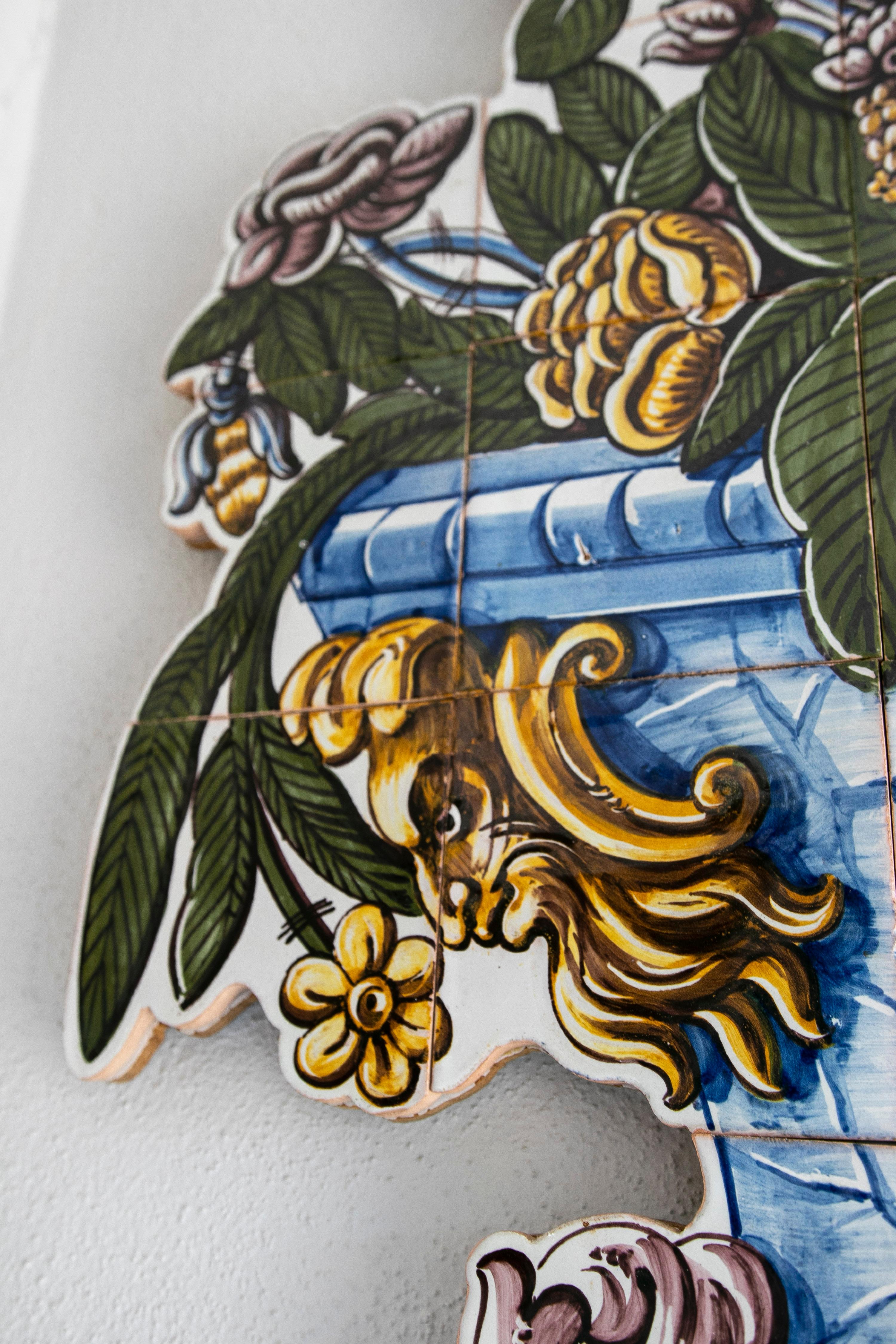 Panneau en céramique émaillée portugaise peint à la main des années 1990 avec jardinière à fleurs baroques en vente 5