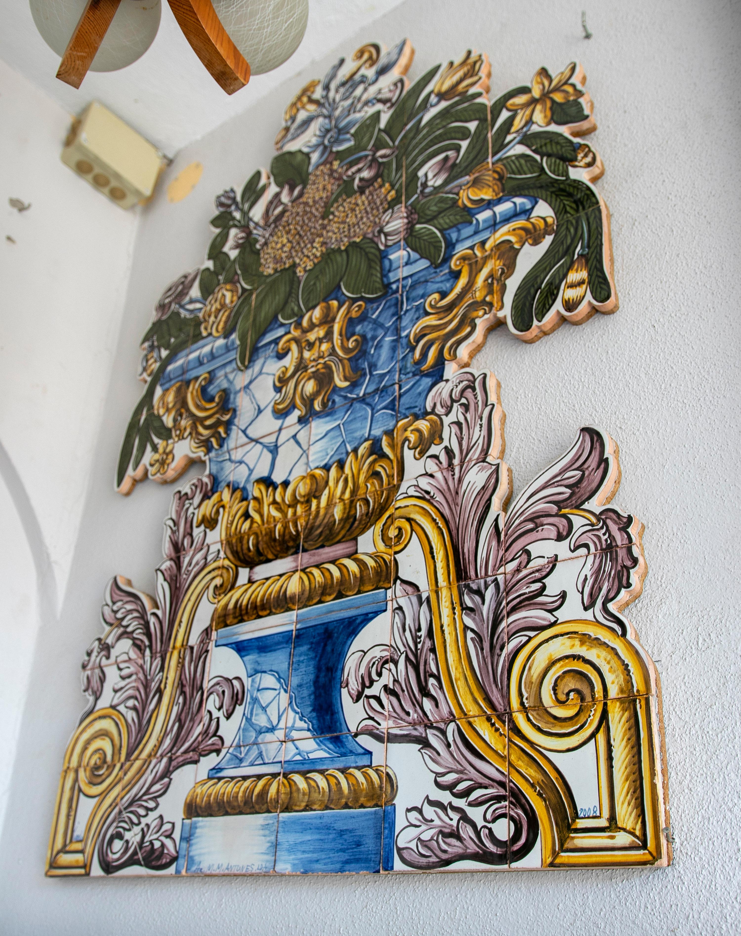 panneau en céramique émaillée peint à la main au Portugal dans les années 1990. Jardinière de fleurs de style Rococo tardif.