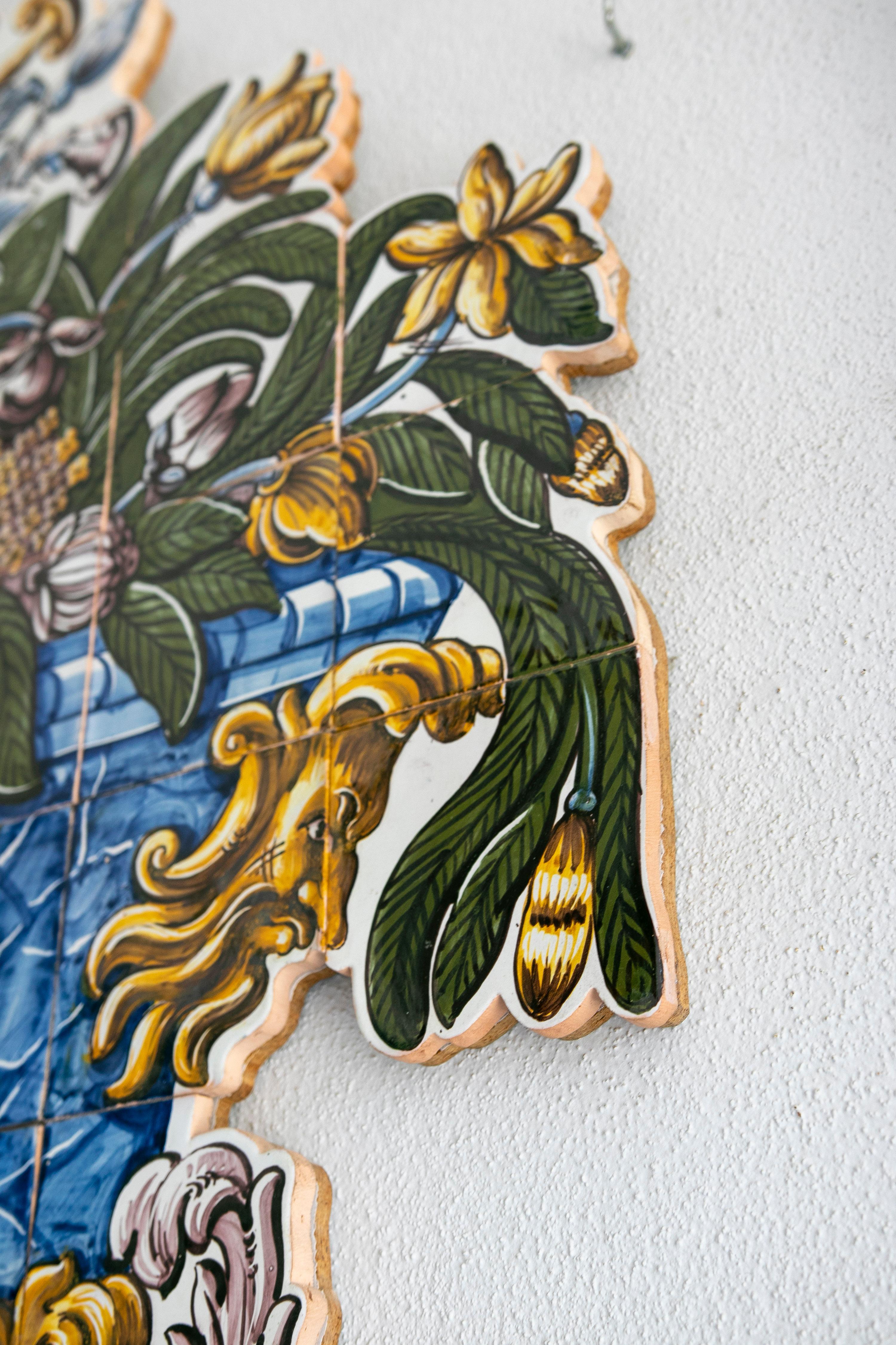 Céramique Panneau en céramique émaillée portugaise peint à la main des années 1990 avec jardinière à fleurs baroques en vente