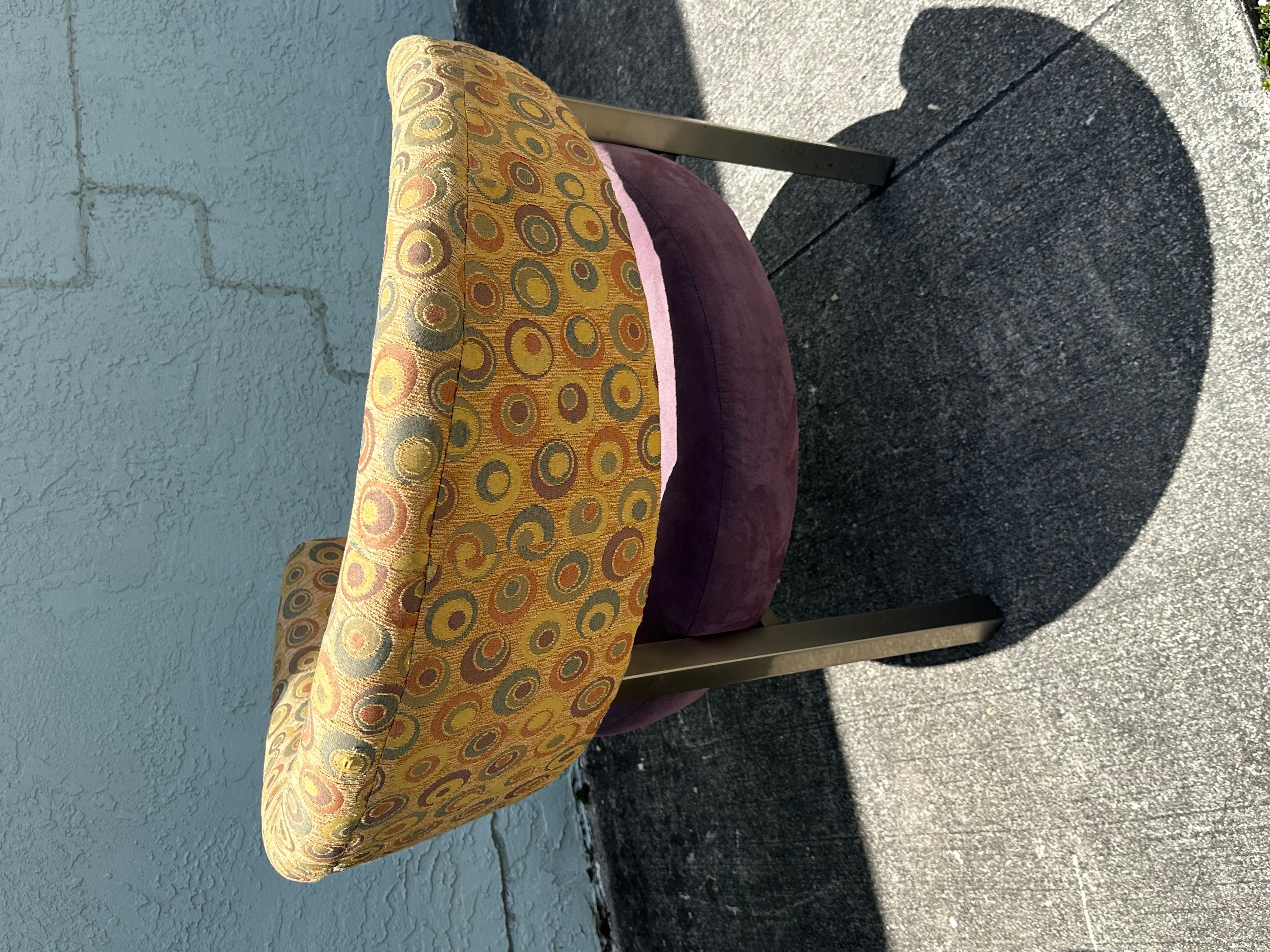 1990 Post Modern Colorful Upholstered Three Leggged Barrel Chairs, Set of 2 (Chaises baril à trois pieds tapissées, ensemble de 2) en vente 3