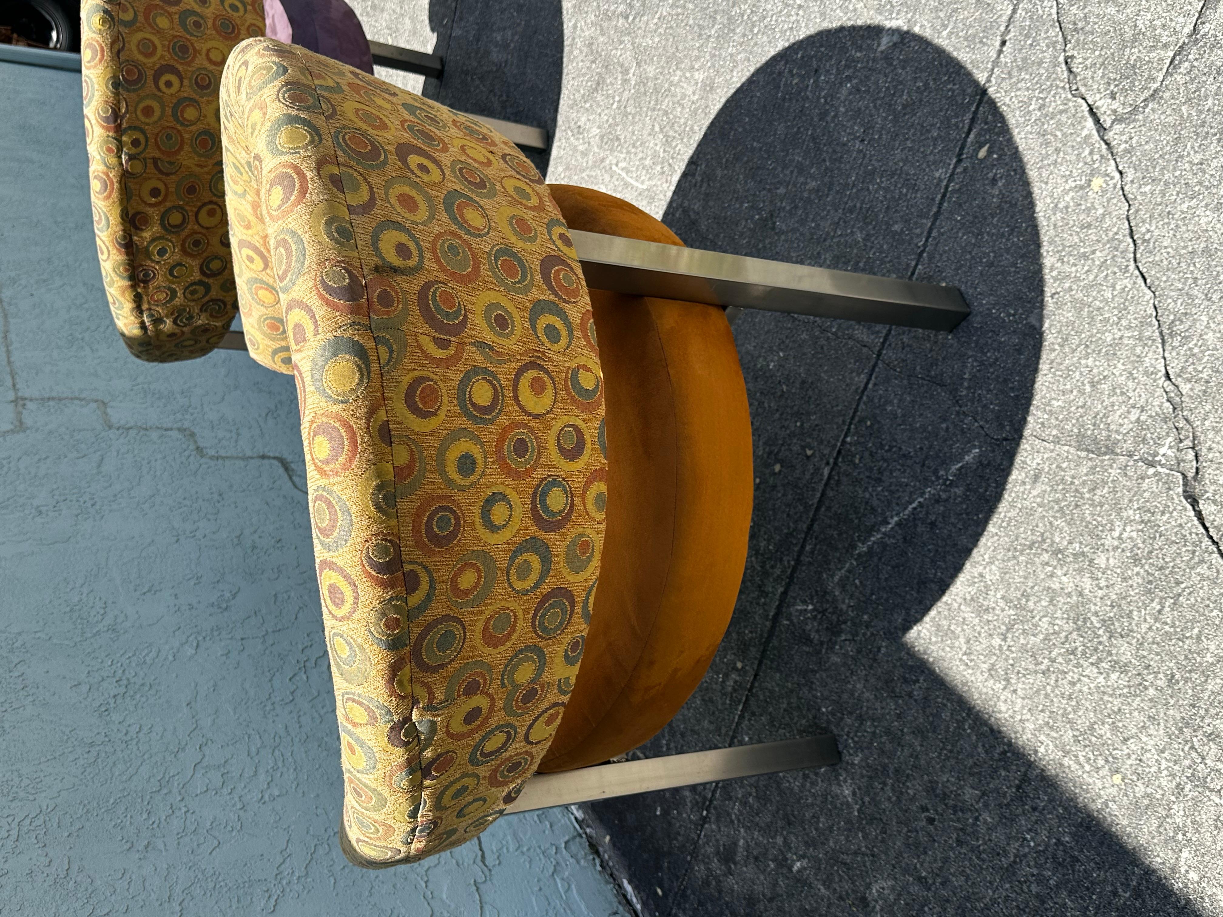 1990 Post Modern Colorful Upholstered Three Leggged Barrel Chairs, Set of 2 (Chaises baril à trois pieds tapissées, ensemble de 2) en vente 4