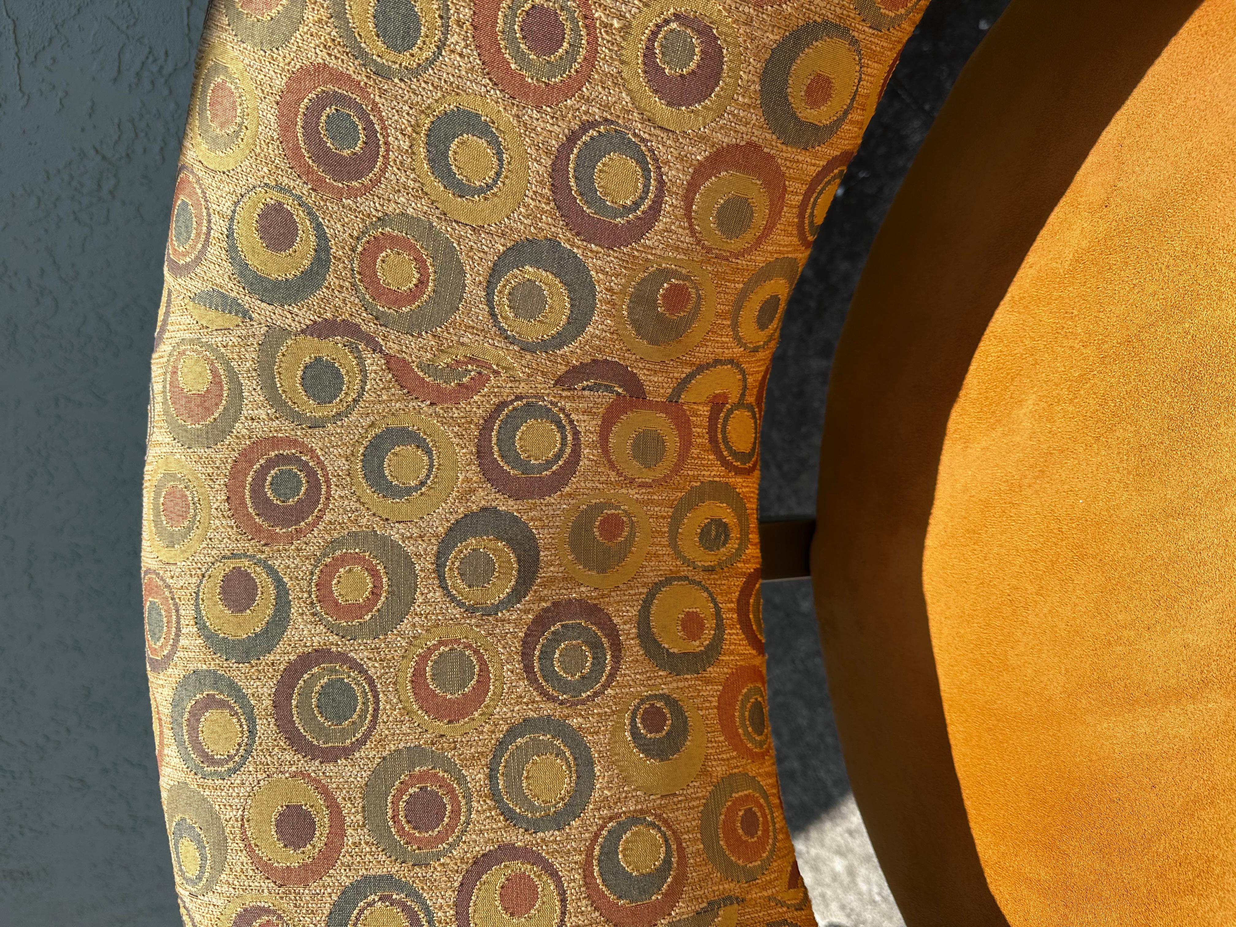 1990 Post Modern Colorful Upholstered Three Leggged Barrel Chairs, Set of 2 (Chaises baril à trois pieds tapissées, ensemble de 2) en vente 8