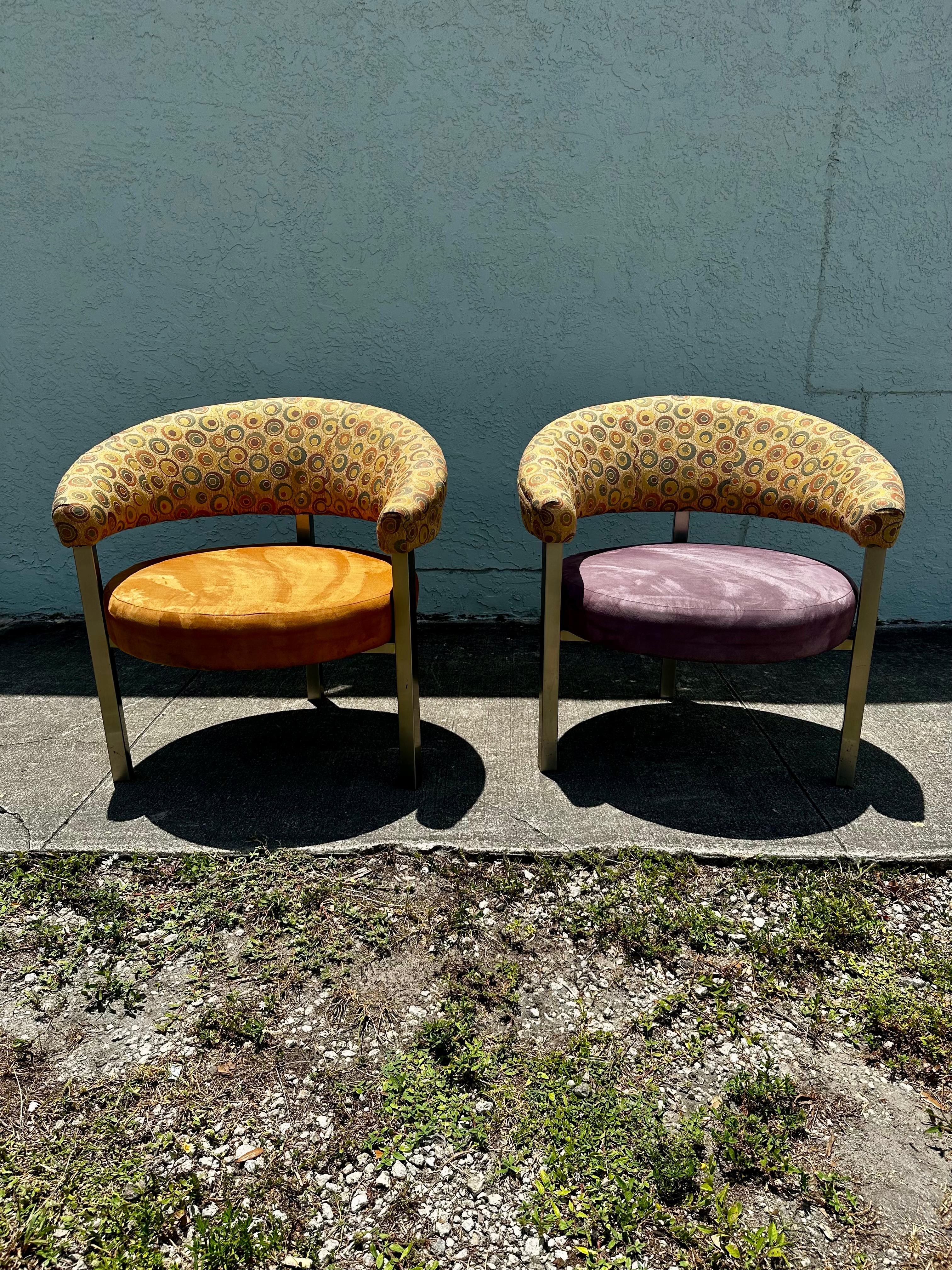 Replongez-vous dans les années 1980, élégantes et sophistiquées, avec ces chaises tonneau exquises sur une base circulaire. Les chaises ultra rares dégagent un air de luxe et de raffinement. Le design est remarquable partout. Cette chaise luxueuse