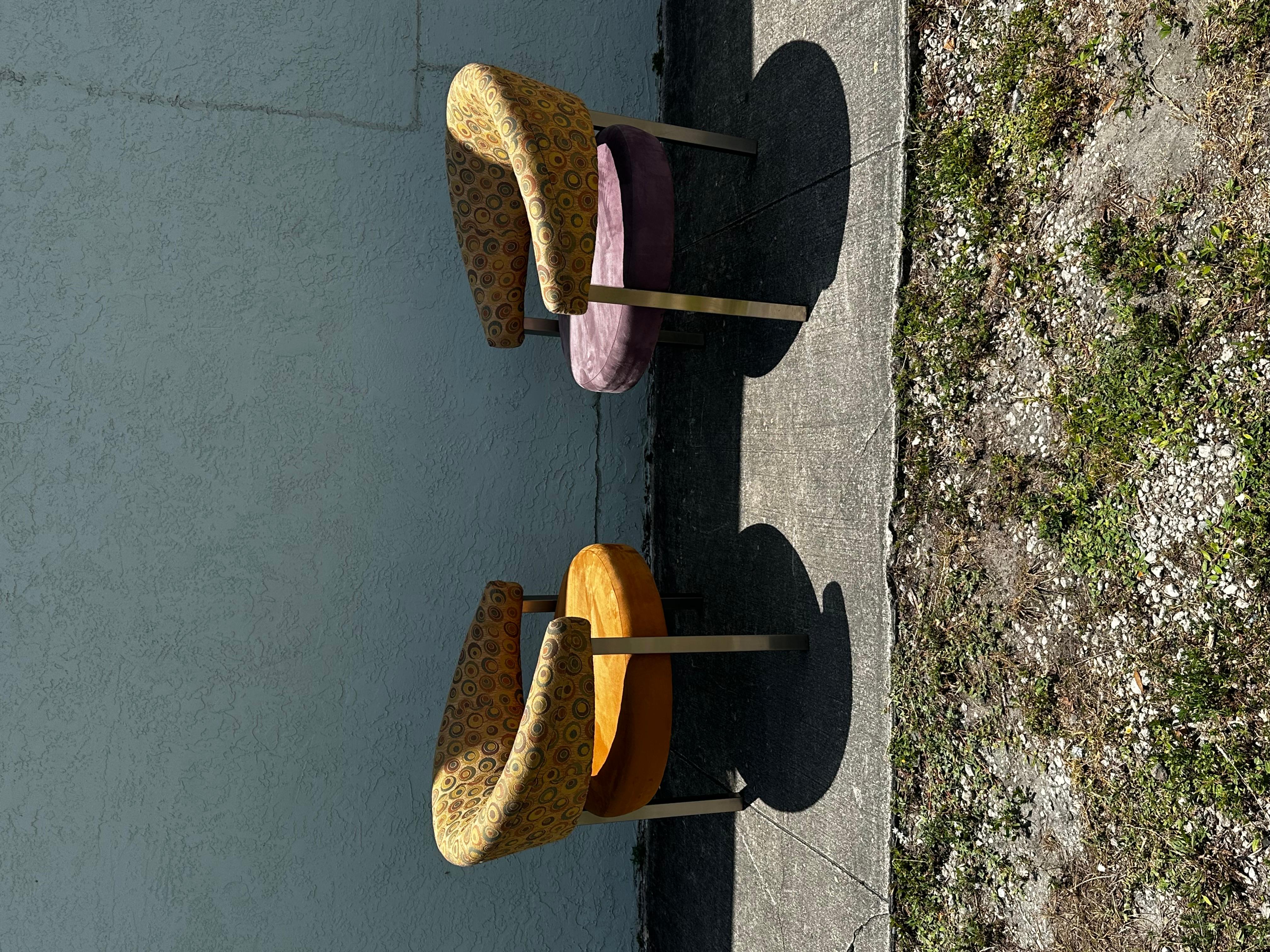 Postmoderne 1990 Post Modern Colorful Upholstered Three Leggged Barrel Chairs, Set of 2 (Chaises baril à trois pieds tapissées, ensemble de 2) en vente