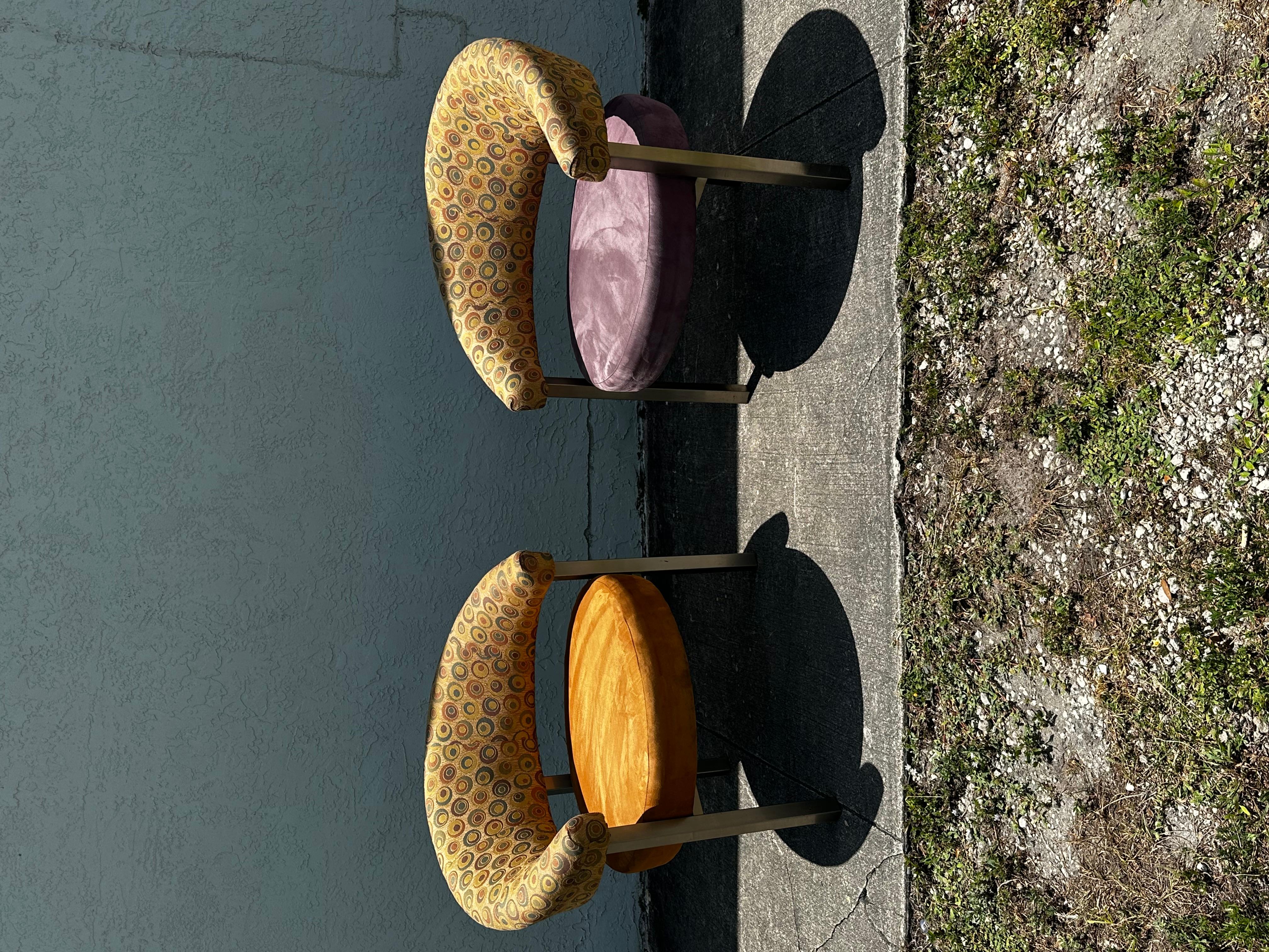 Américain 1990 Post Modern Colorful Upholstered Three Leggged Barrel Chairs, Set of 2 (Chaises baril à trois pieds tapissées, ensemble de 2) en vente