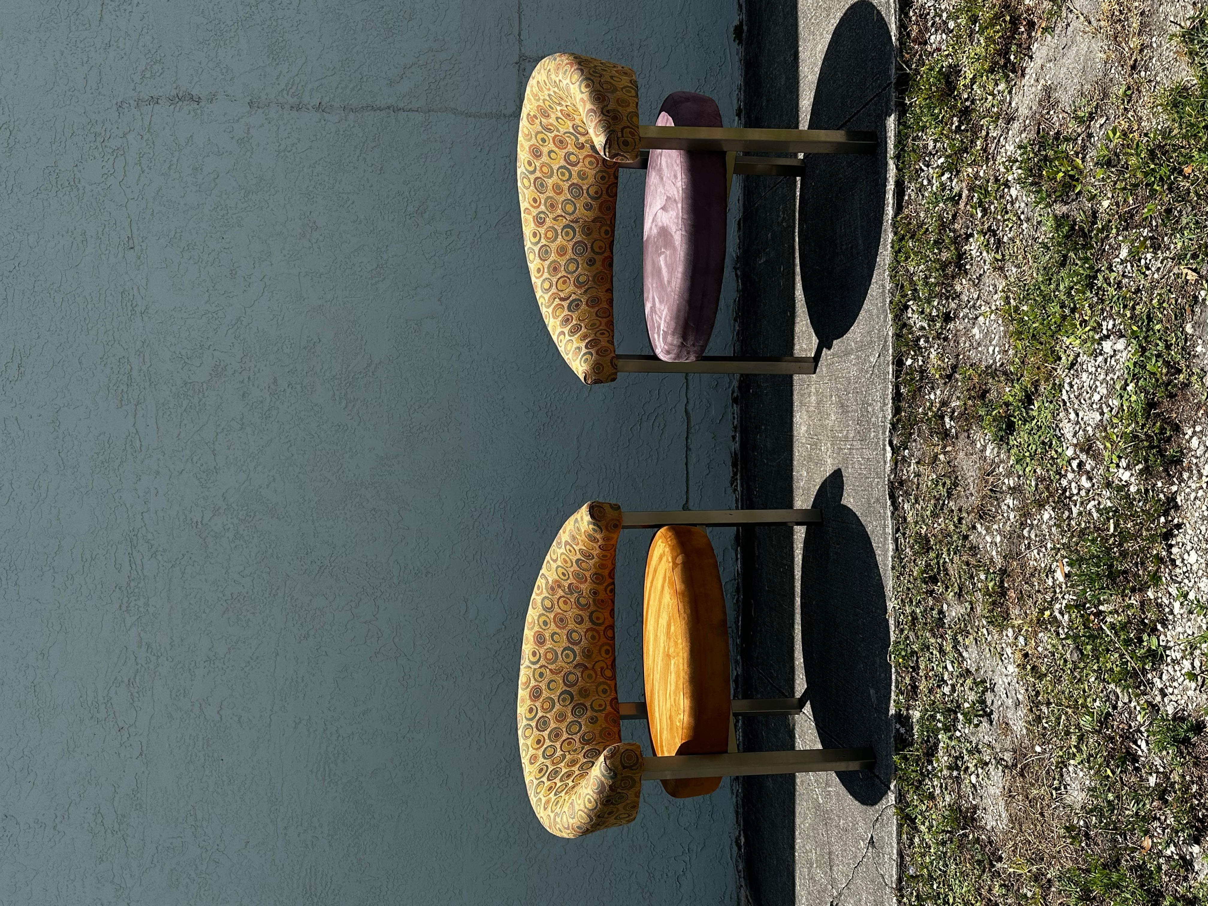 1990 Post Modern Colorful Upholstered Three Leggged Barrel Chairs, Set of 2 (Chaises baril à trois pieds tapissées, ensemble de 2) Bon état - En vente à Fort Lauderdale, FL
