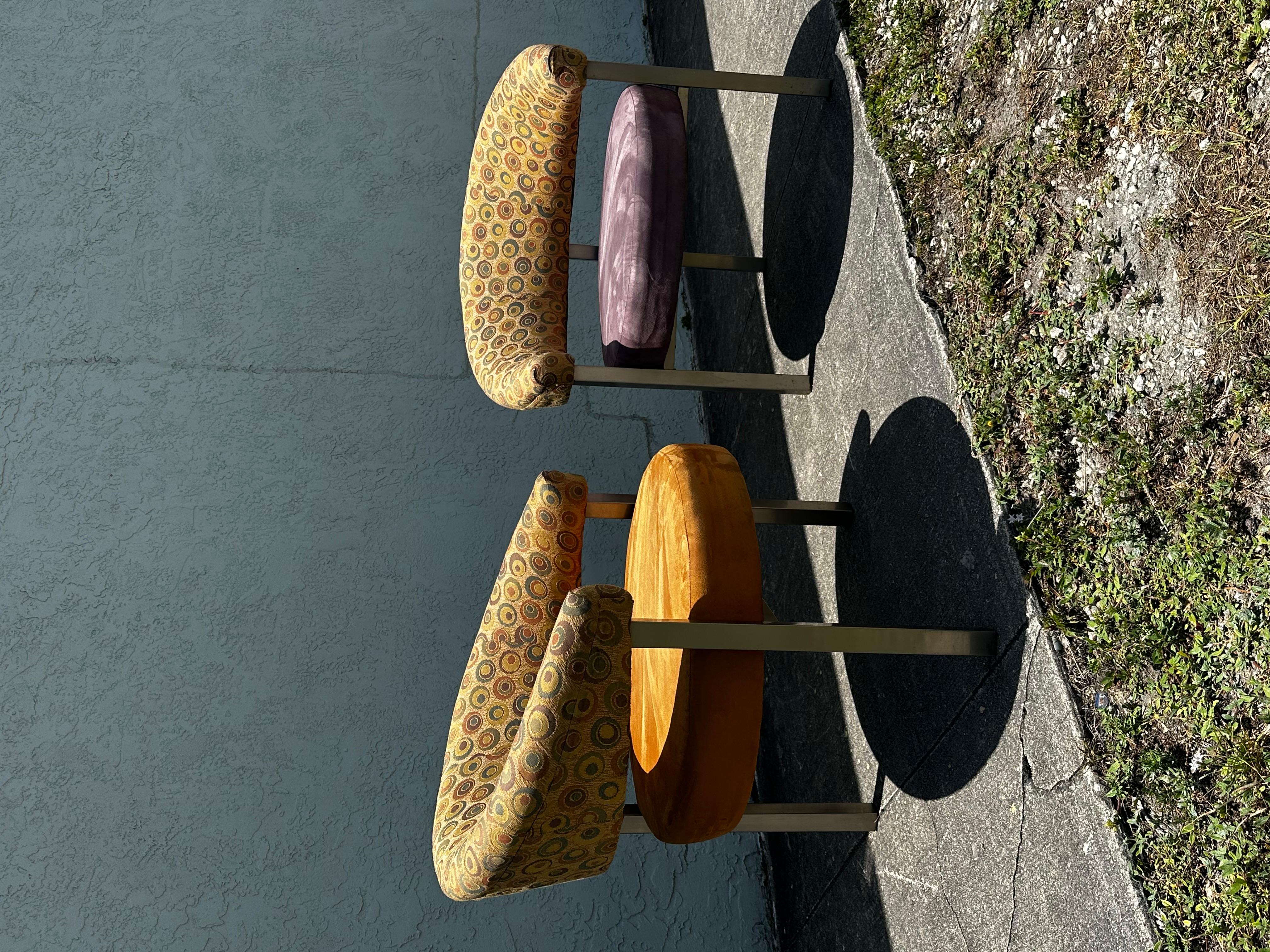 Fin du 20e siècle 1990 Post Modern Colorful Upholstered Three Leggged Barrel Chairs, Set of 2 (Chaises baril à trois pieds tapissées, ensemble de 2) en vente