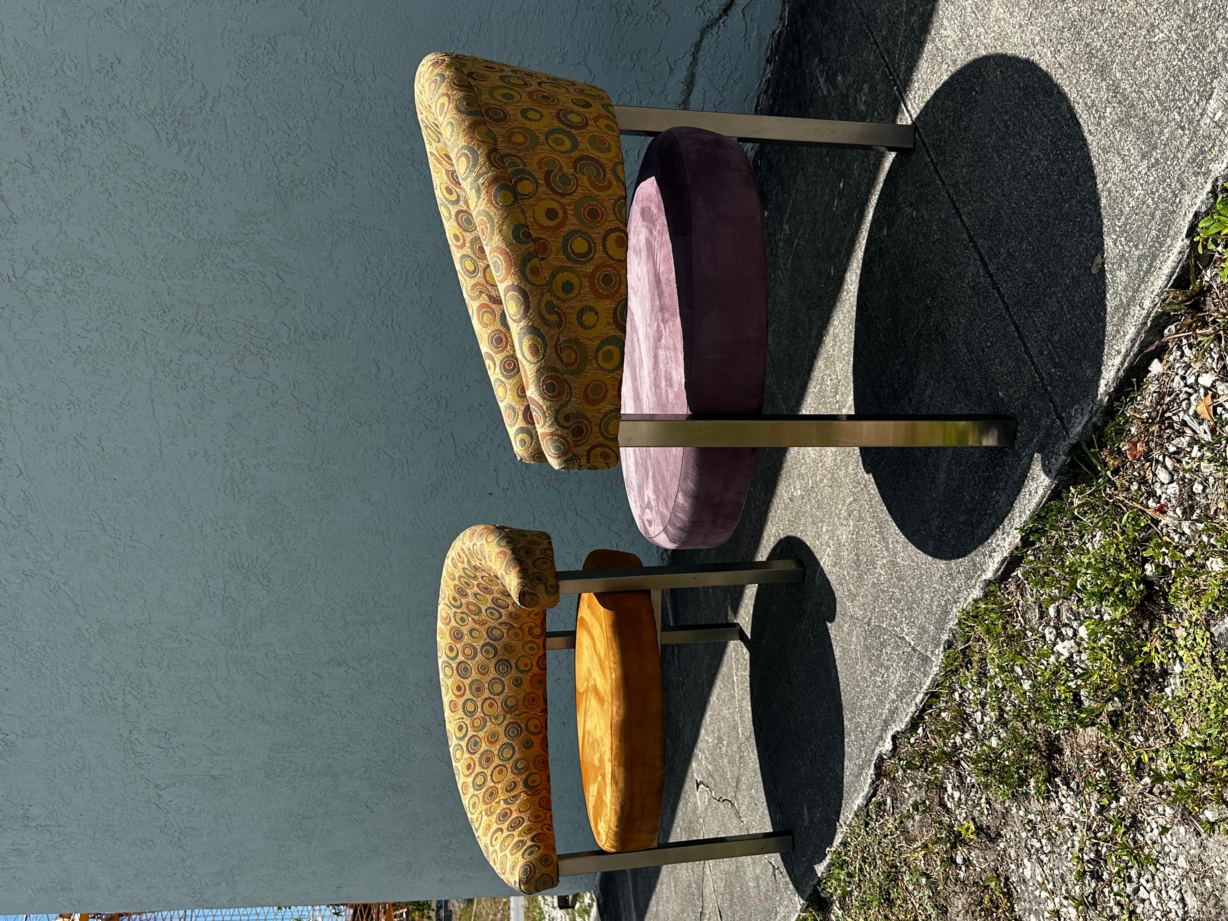 Aluminium 1990 Post Modern Colorful Upholstered Three Leggged Barrel Chairs, Set of 2 (Chaises baril à trois pieds tapissées, ensemble de 2) en vente