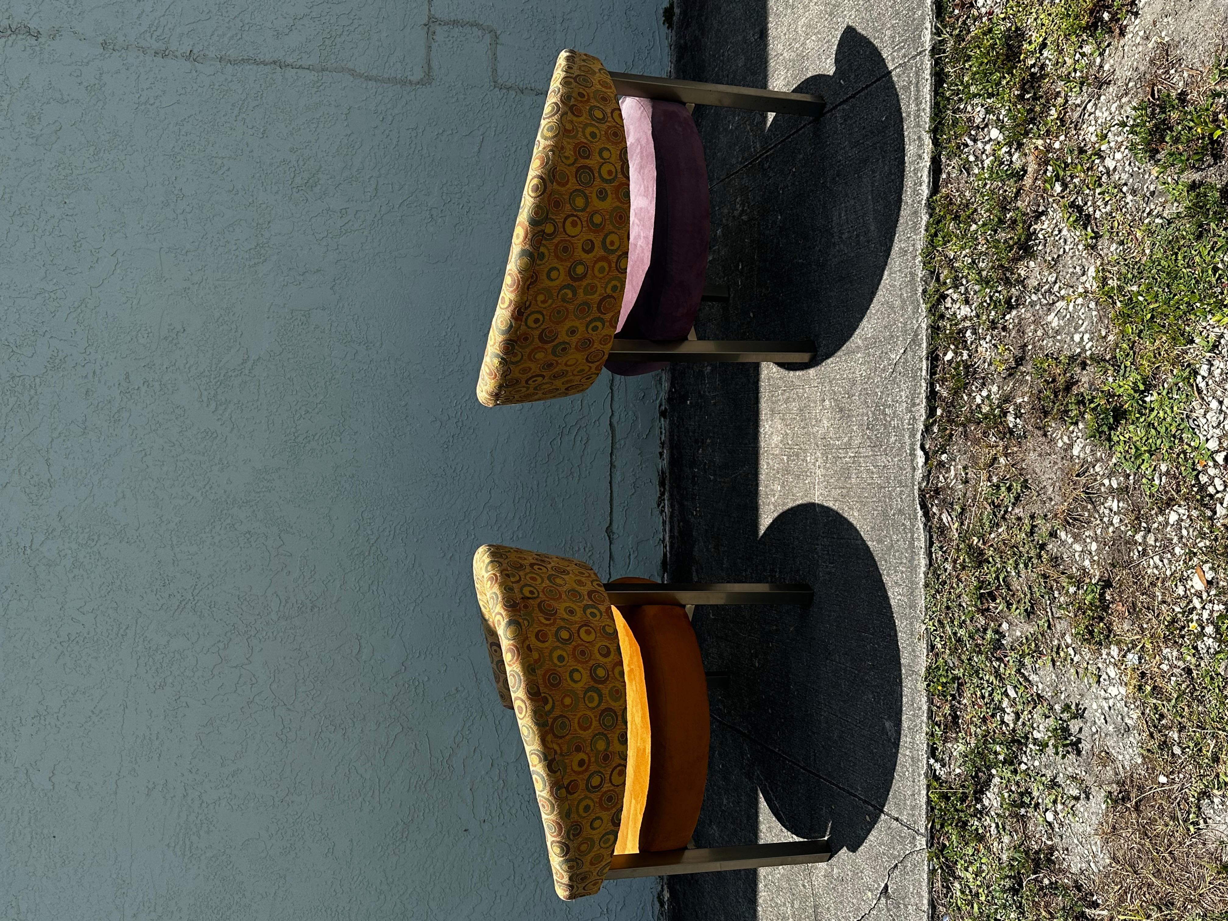 1990 Post Modern Colorful Upholstered Three Leggged Barrel Chairs, Set of 2 (Chaises baril à trois pieds tapissées, ensemble de 2) en vente 1
