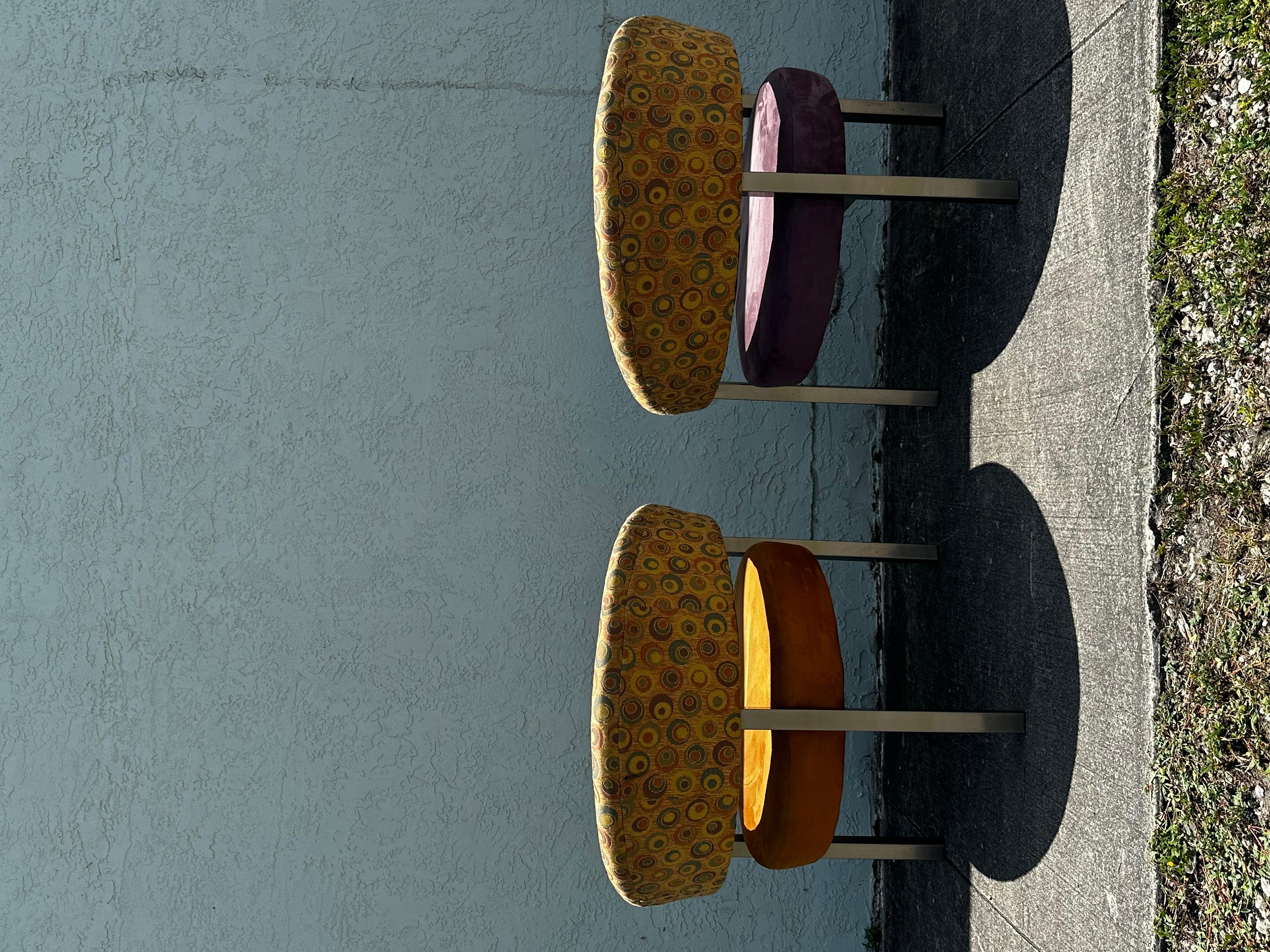 1990 Post Modern Colorful Upholstered Three Leggged Barrel Chairs, Set of 2 (Chaises baril à trois pieds tapissées, ensemble de 2) en vente 2