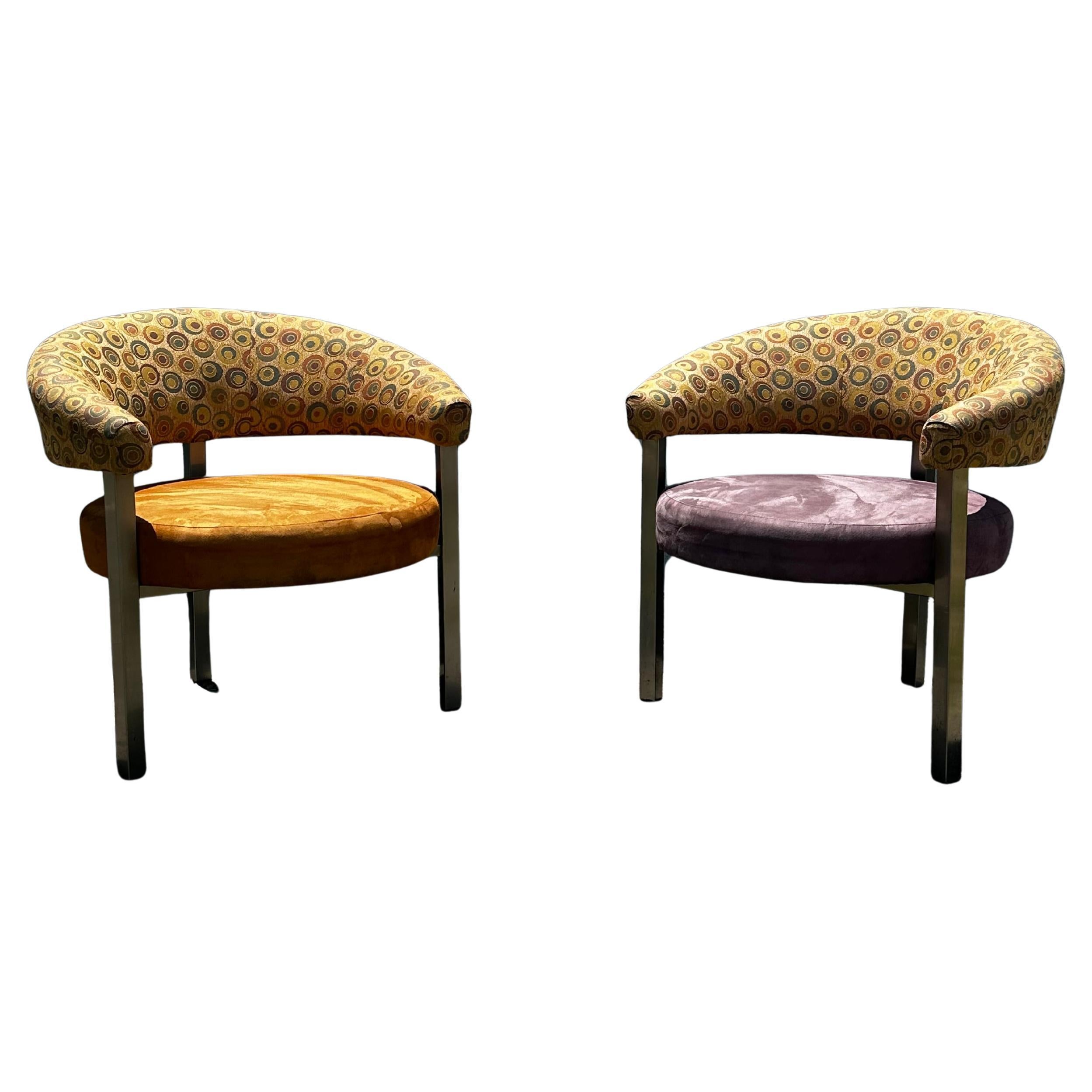 1990 Post Modern Colorful Upholstered Three Leggged Barrel Chairs, Set of 2 (Chaises baril à trois pieds tapissées, ensemble de 2) en vente
