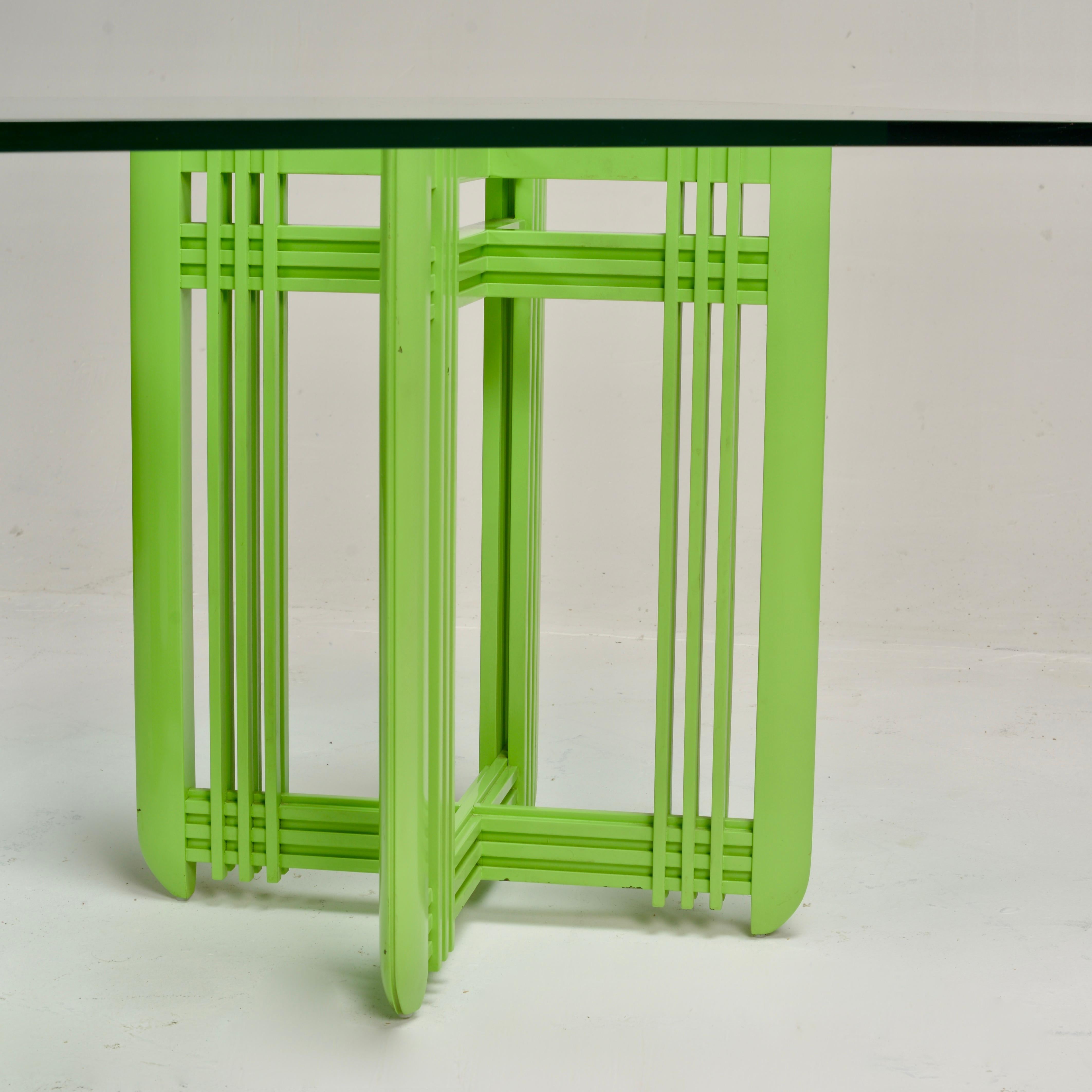 1990s Post Mesa de comedor moderna con tapa de cristal biselado en venta 3