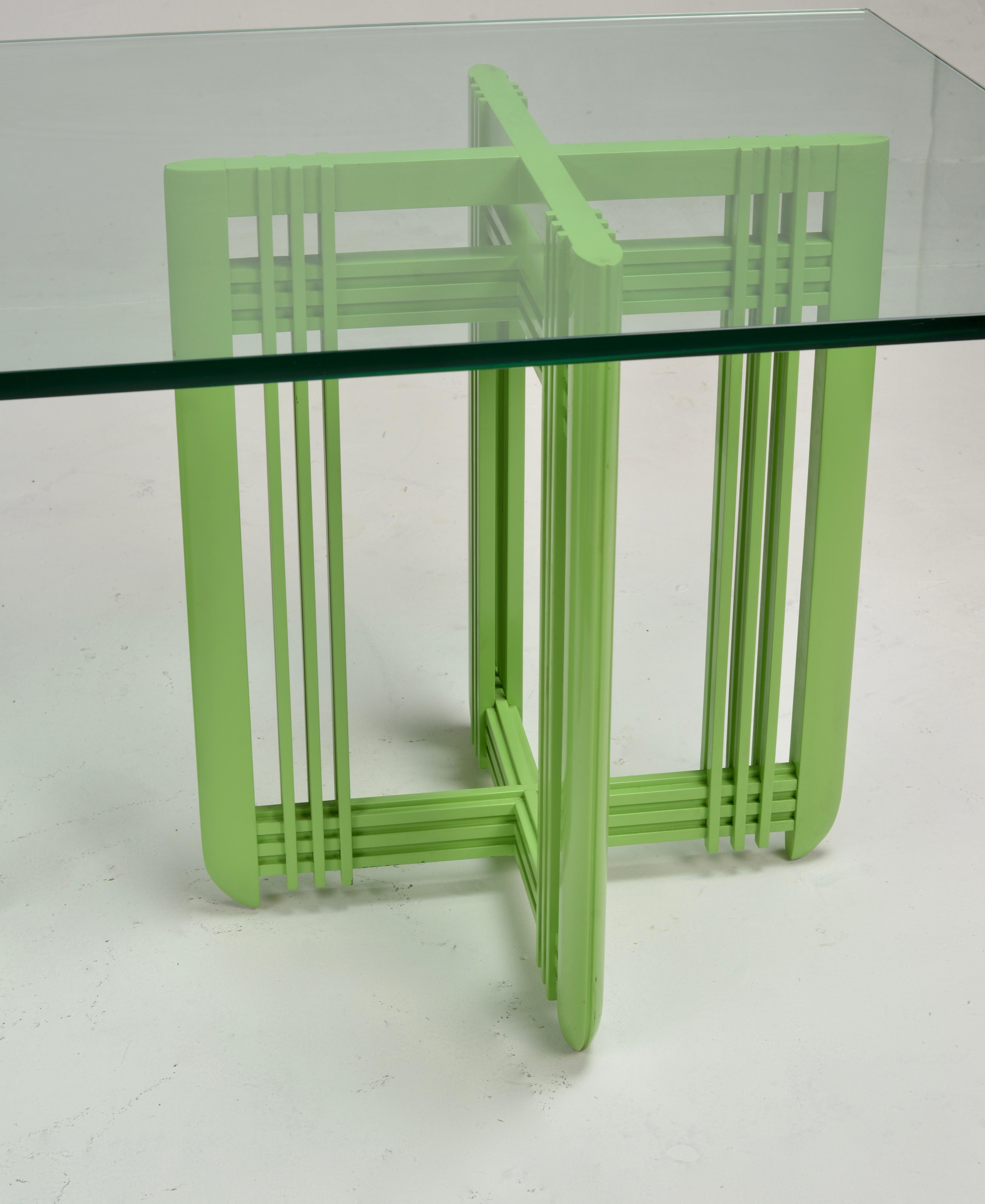 1990s Post Mesa de comedor moderna con tapa de cristal biselado en venta 4