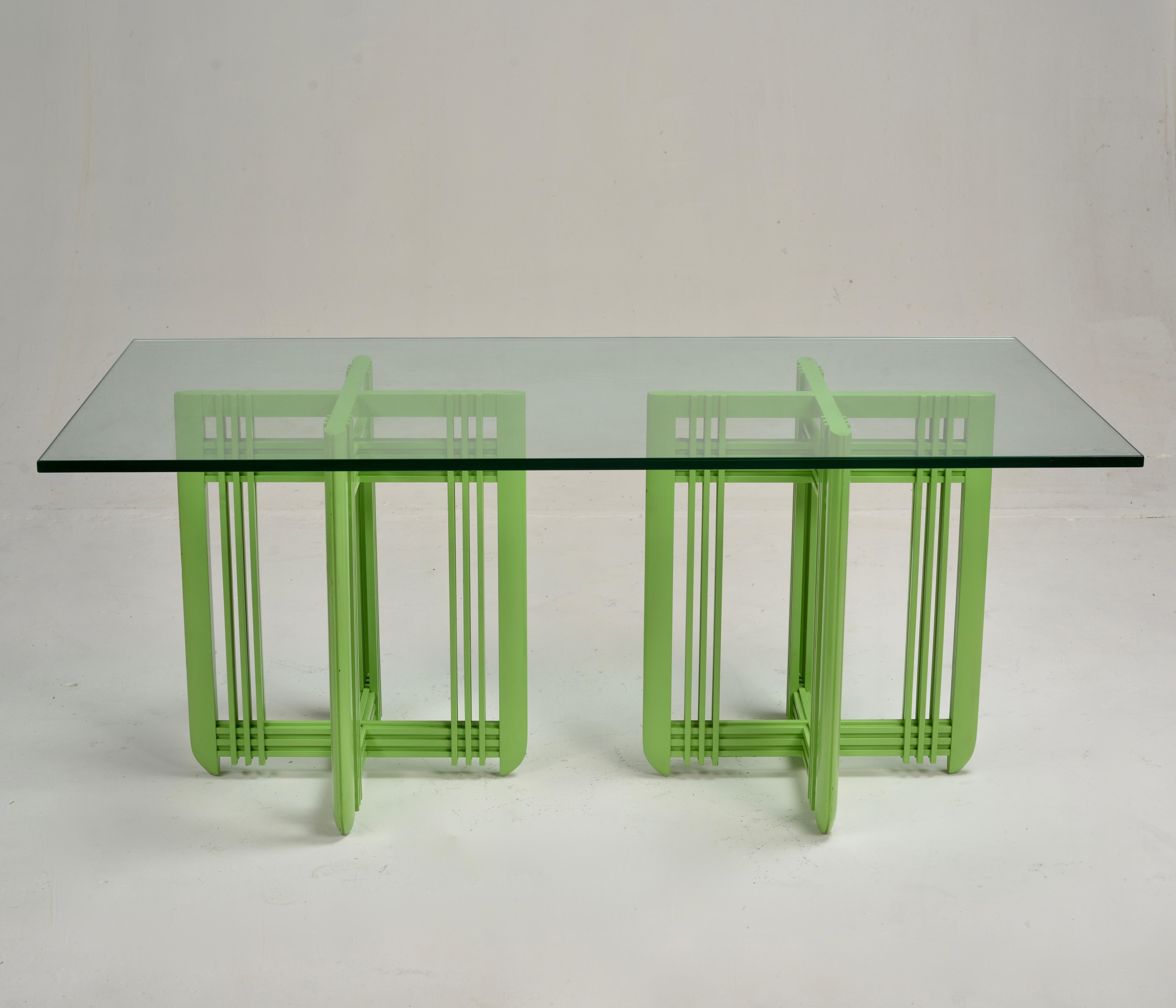 1990s Post Mesa de comedor moderna con tapa de cristal biselado en venta 5