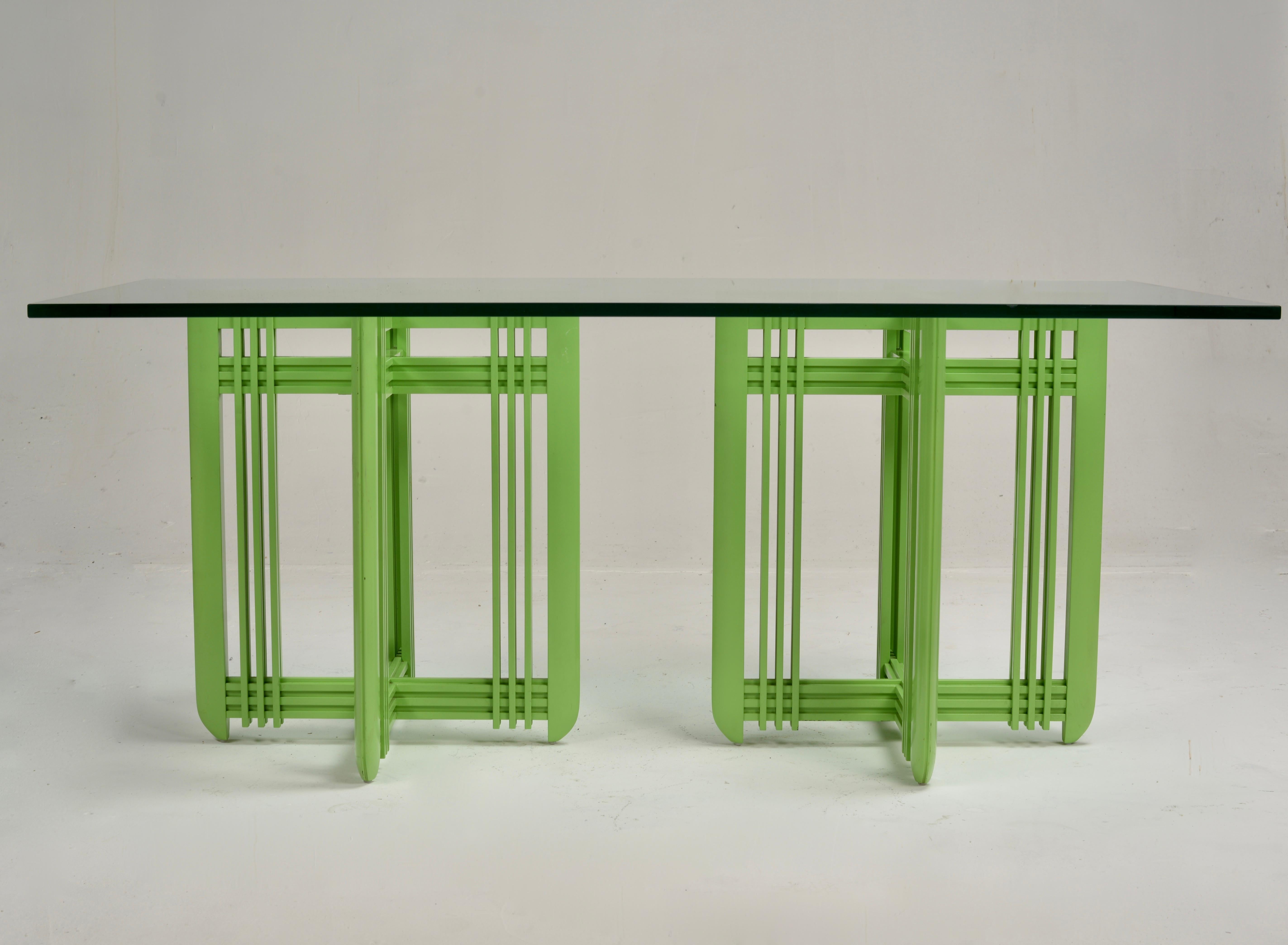 1990s Post Mesa de comedor moderna con tapa de cristal biselado en venta 7