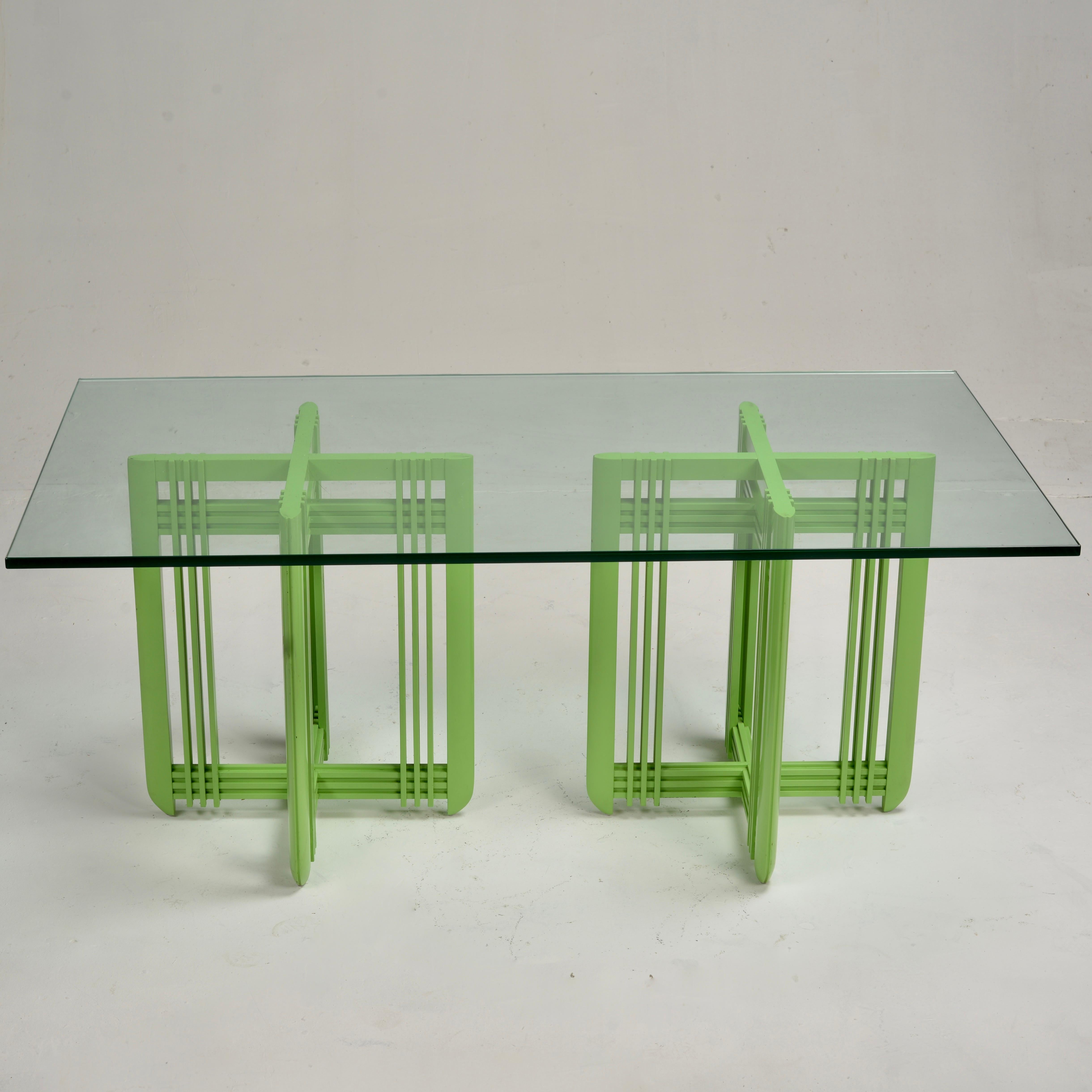 1990s Post Mesa de comedor moderna con tapa de cristal biselado en venta 8