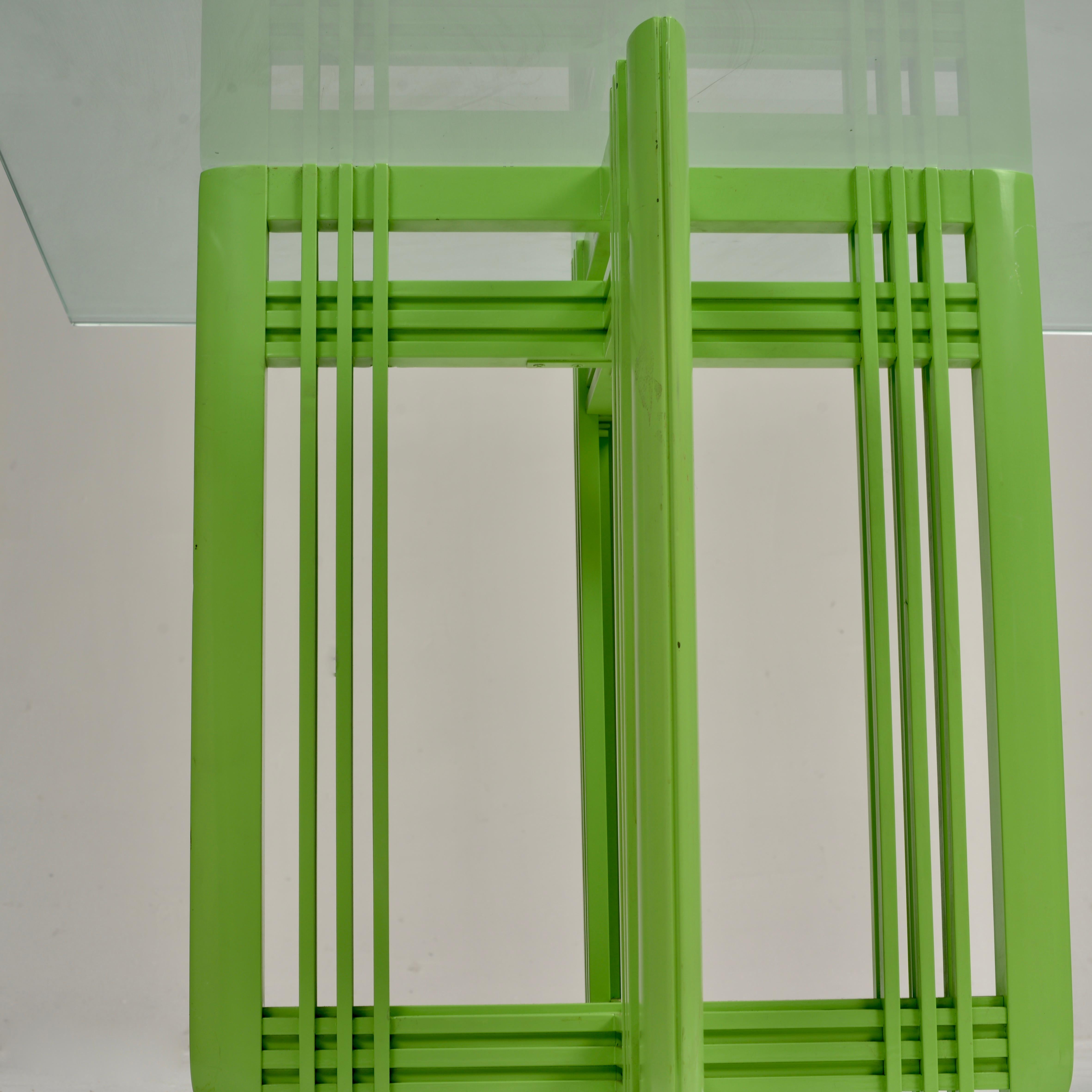 1990s Post Mesa de comedor moderna con tapa de cristal biselado en venta 9