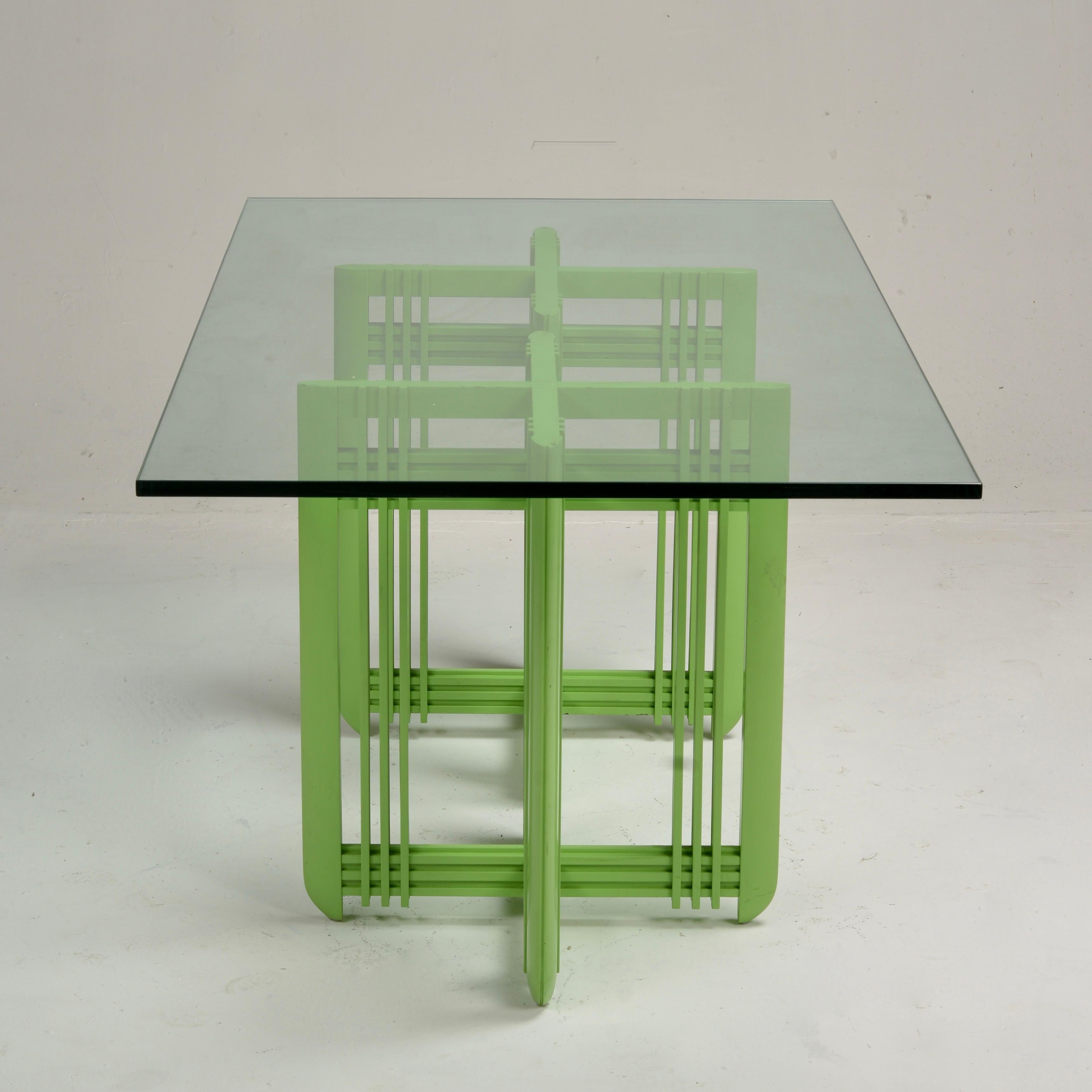 1990s Post Mesa de comedor moderna con tapa de cristal biselado en venta 10