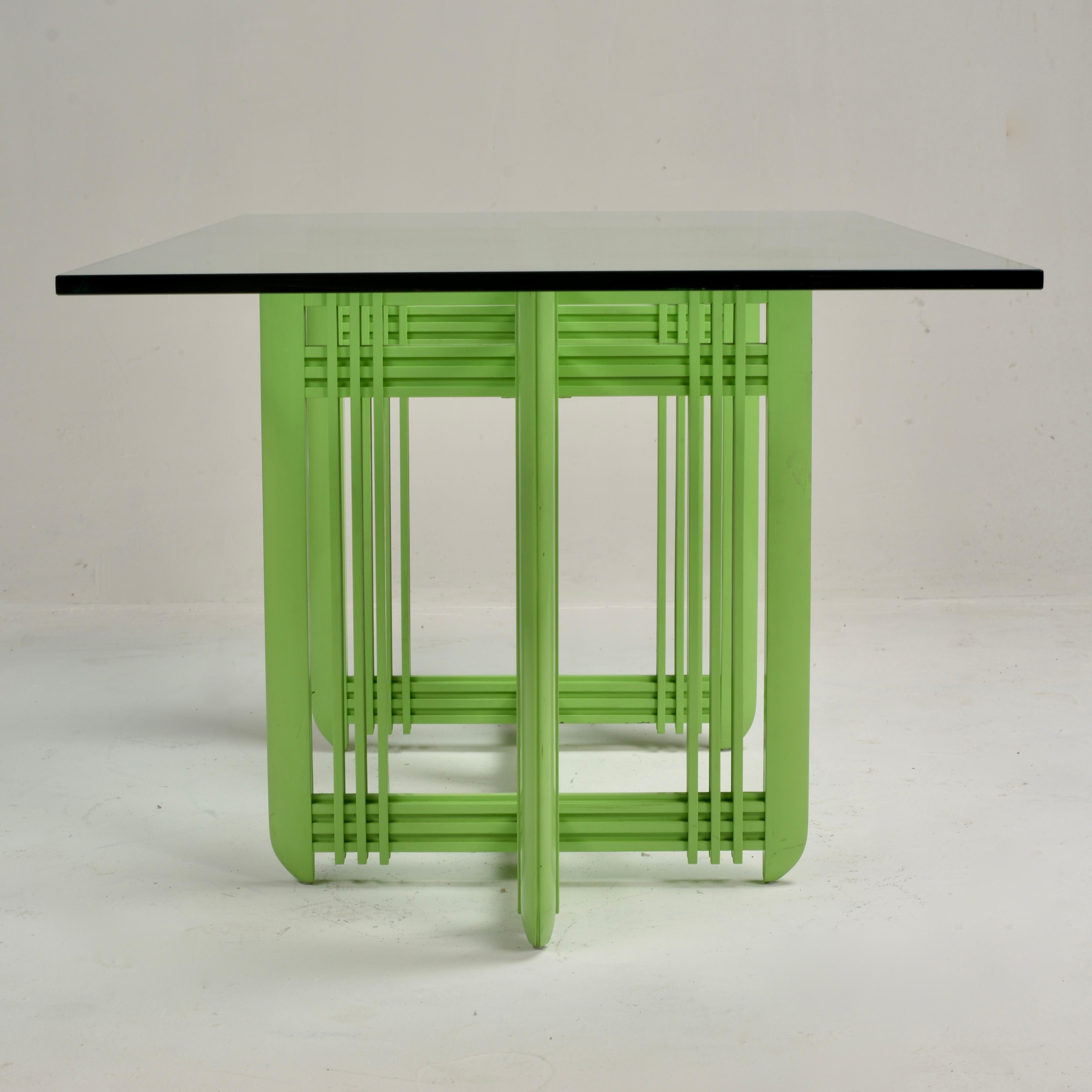 1990s Post Mesa de comedor moderna con tapa de cristal biselado en venta 11