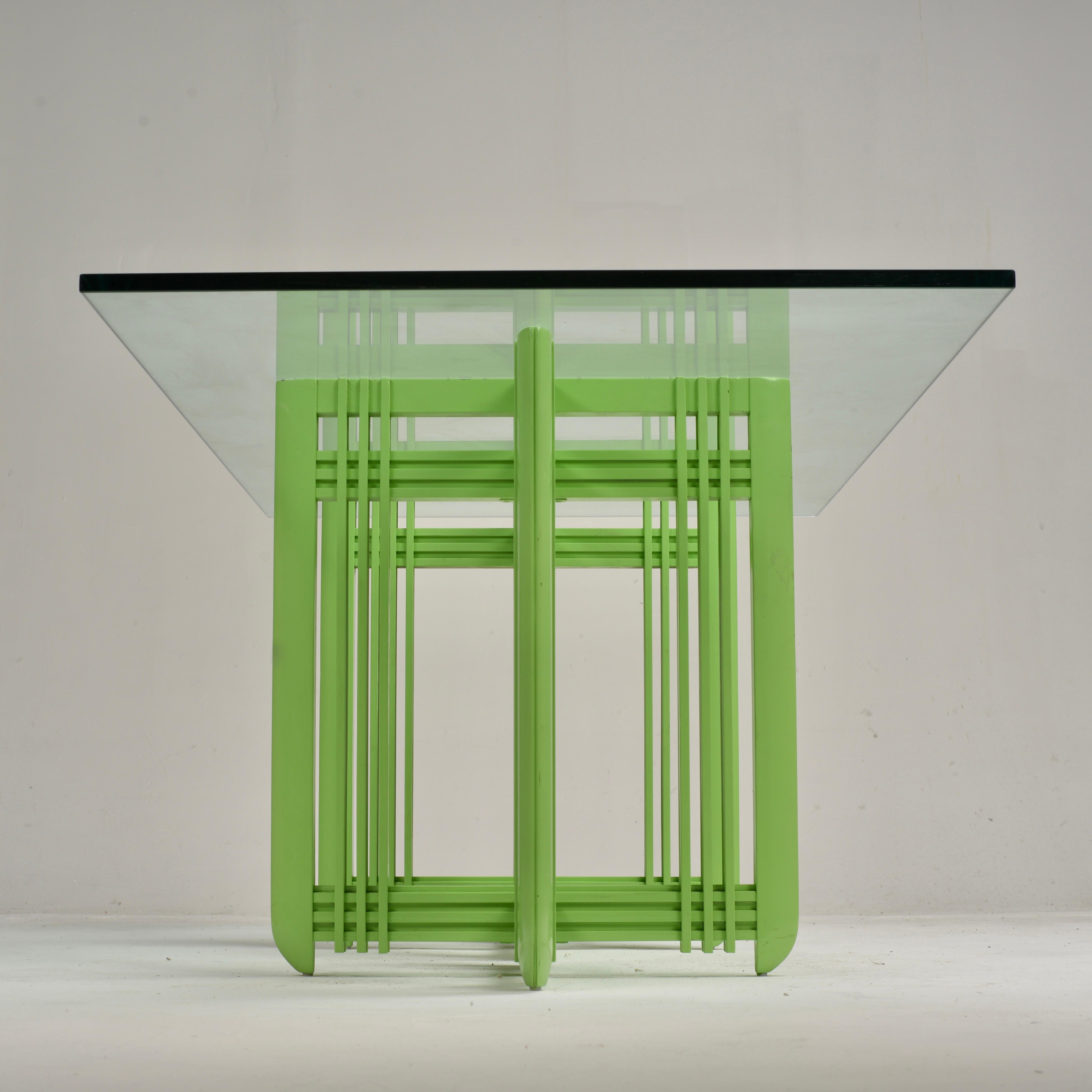 1990s Post Mesa de comedor moderna con tapa de cristal biselado en venta 12
