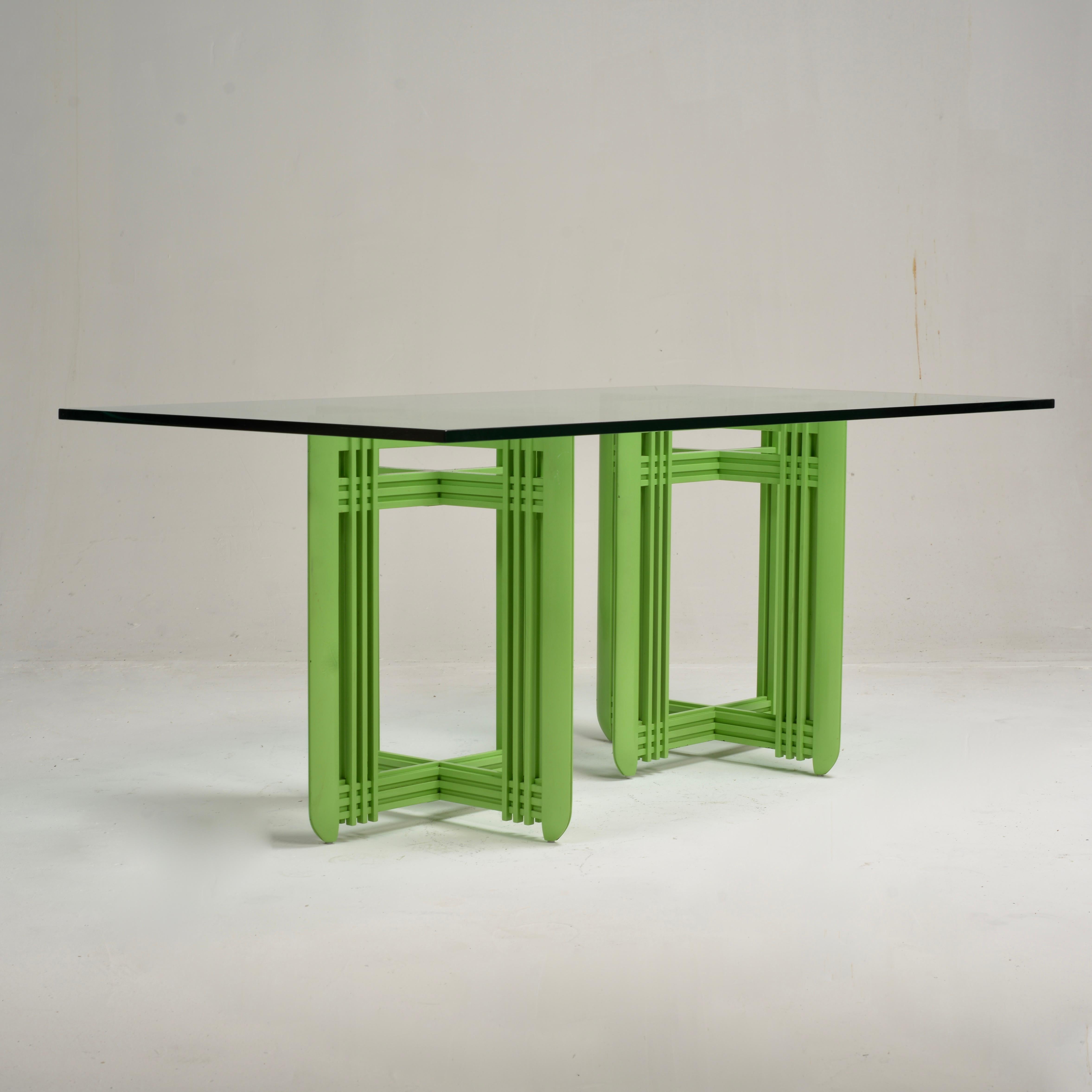Mesa de comedor modernista Studio de madera maciza de arce.  Múltiples encimeras de cristal disponibles.  Las bases también pueden separarse y utilizarse como bases de mesa individuales.  