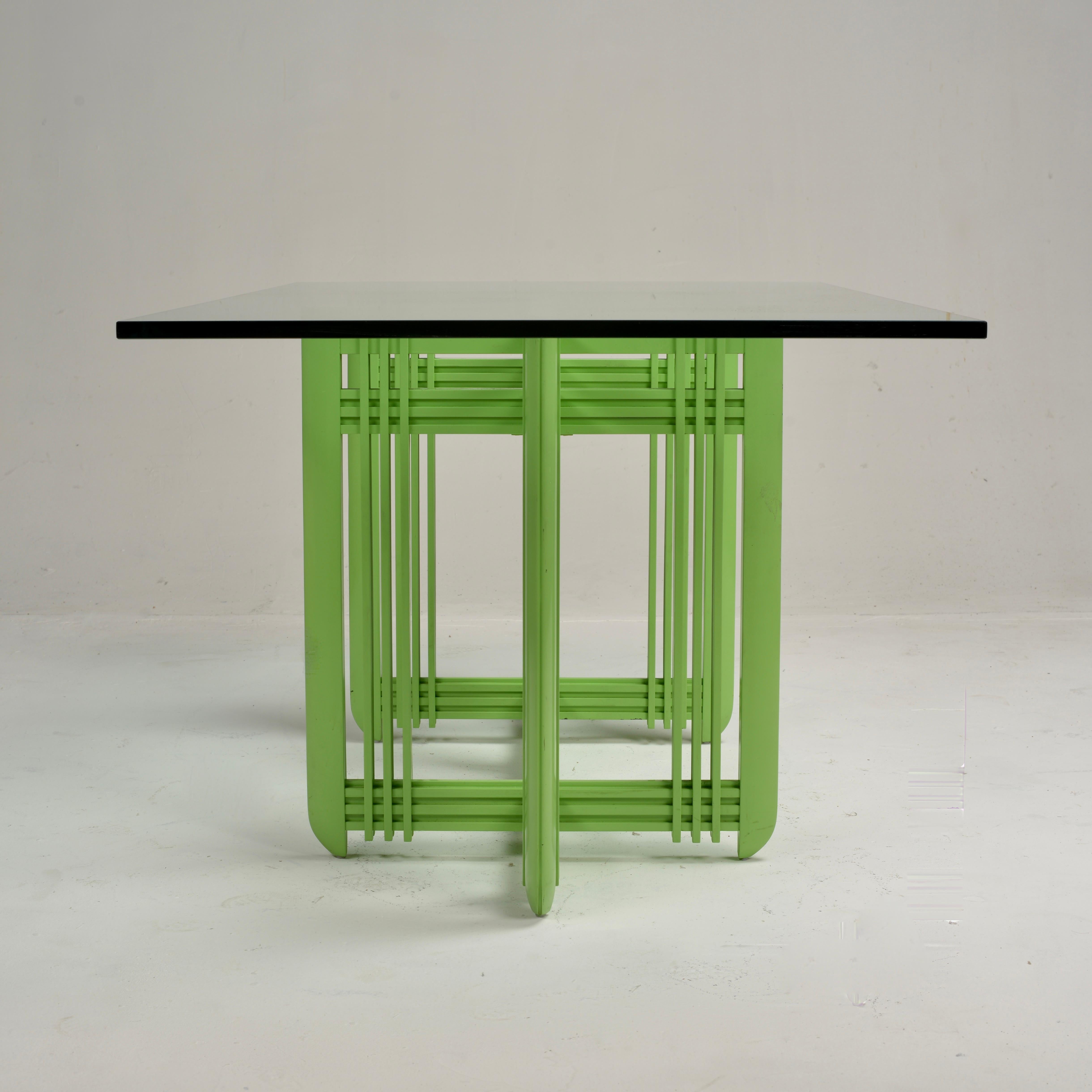 1990s Post Mesa de comedor moderna con tapa de cristal biselado en venta 13