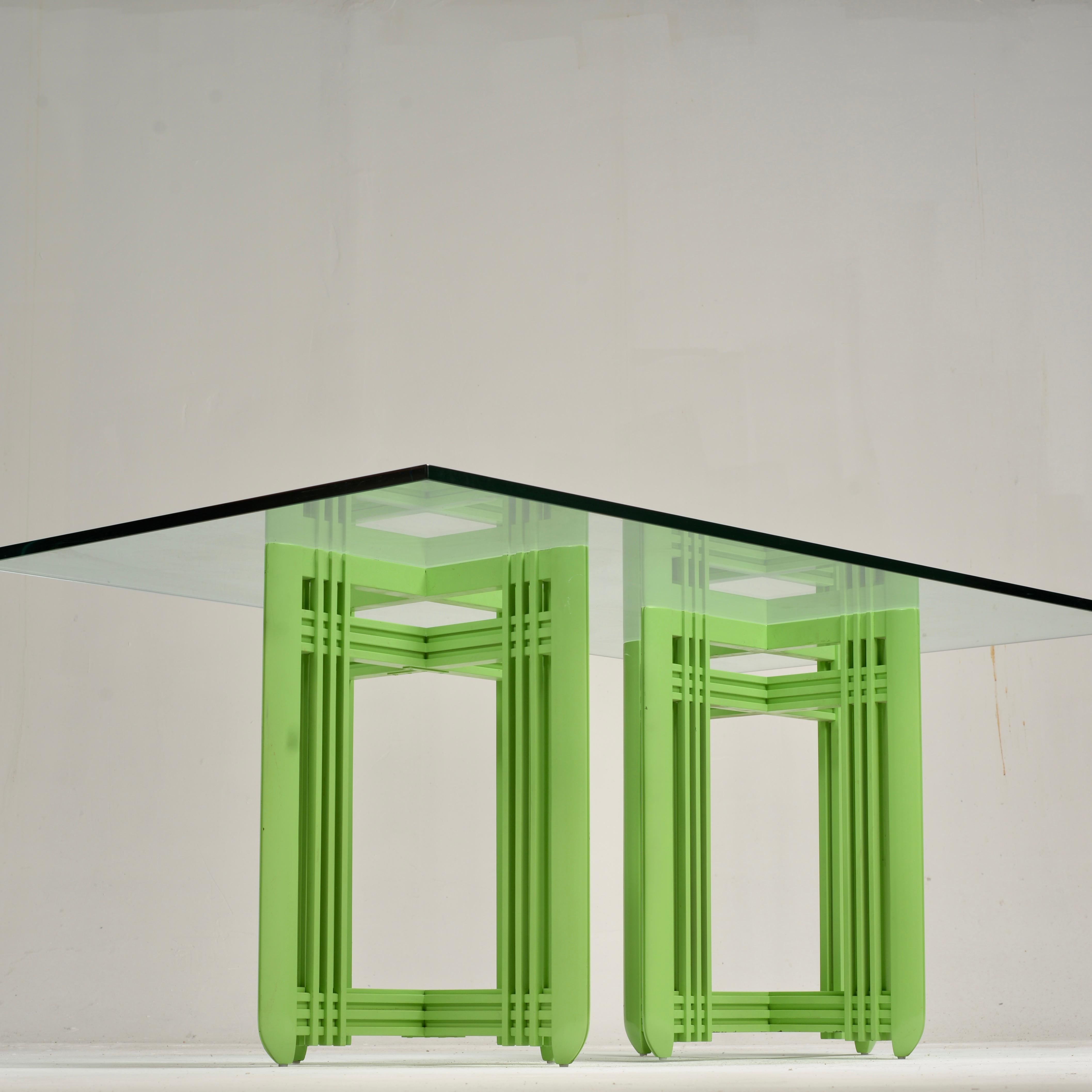 1990s Post Mesa de comedor moderna con tapa de cristal biselado Posmoderno en venta
