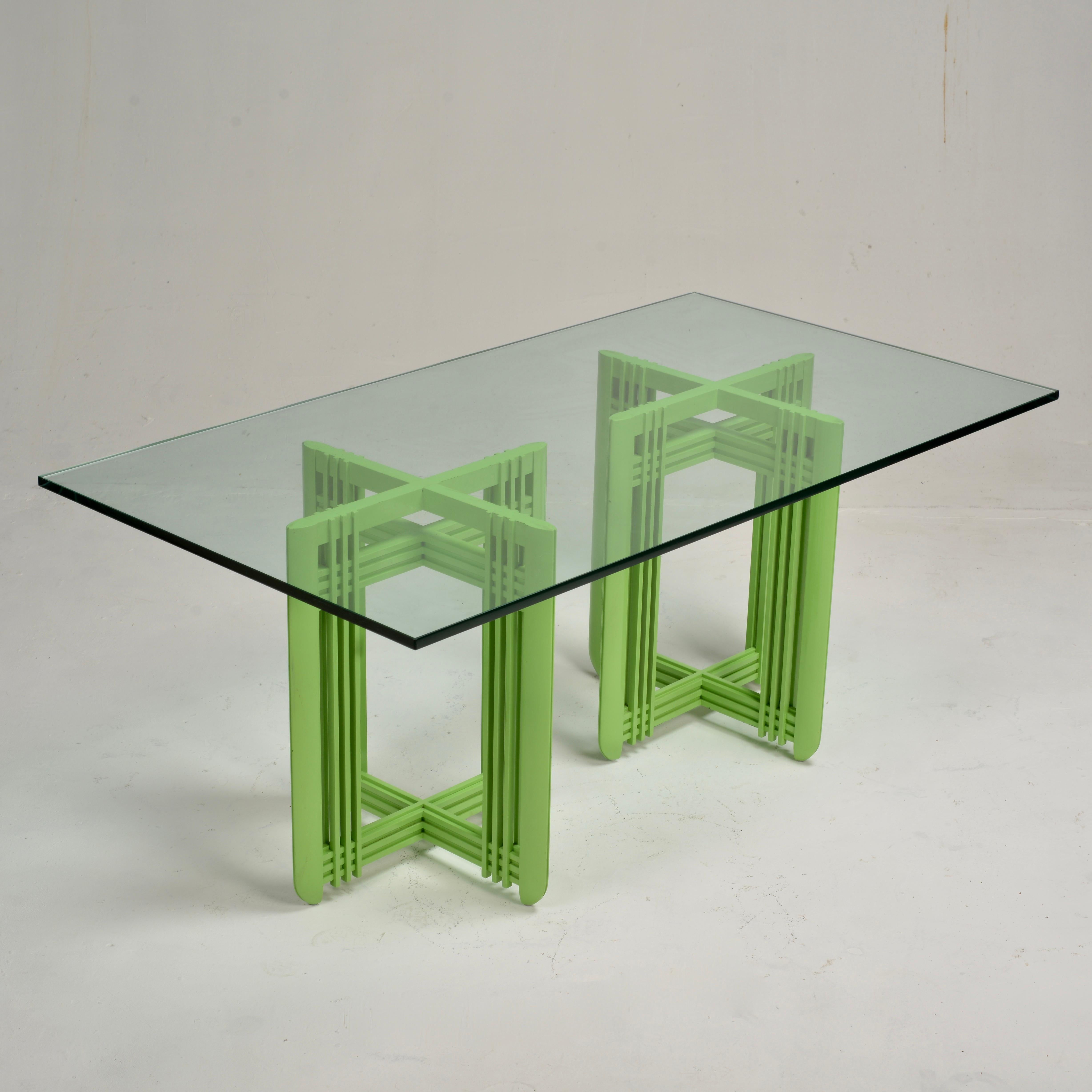 1990s Post Mesa de comedor moderna con tapa de cristal biselado en Bueno estado para la venta en Los Angeles, CA